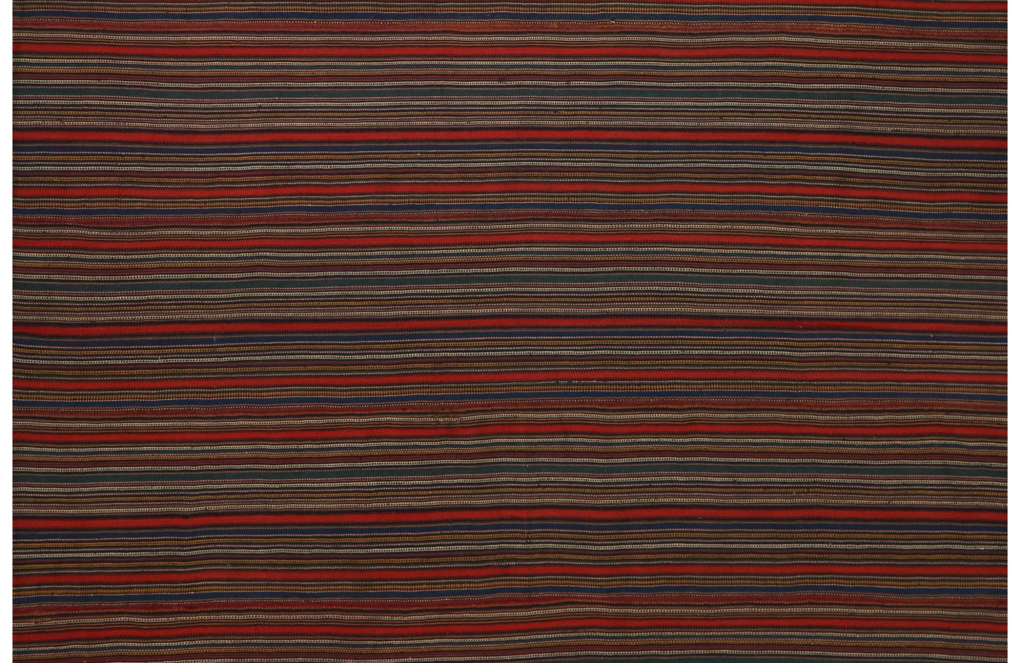 Scopri l'eleganza dei Rug & Kilim della Turchia. Progettato con una meticolosa attenzione ai dettagli, questo design esclusivo è perfetto per valorizzare il tuo spazio.