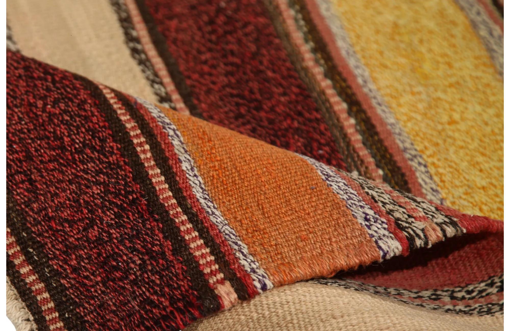 Entdecken Sie die Eleganz der türkischen Kilims mit Teppichen. Dieses exklusive Design, das mit viel Liebe zum Detail entworfen wurde, ist perfekt, um Ihren Raum zu verschönern.