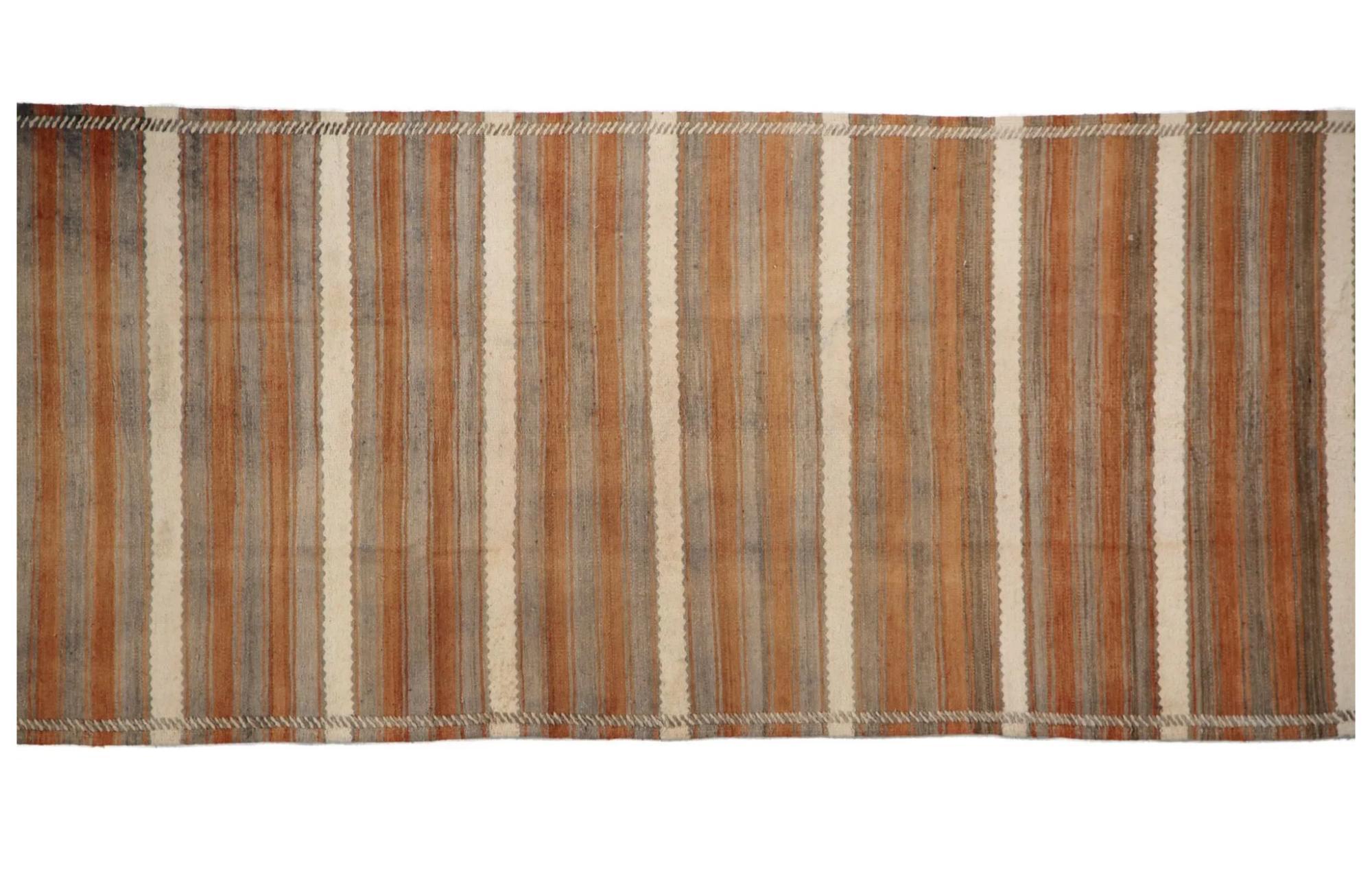 Découvrez l'élégance des tapis Rug & Kilim de Turquie. Conçu avec une attention méticuleuse aux détails, ce design exclusif est parfait pour mettre en valeur votre espace.