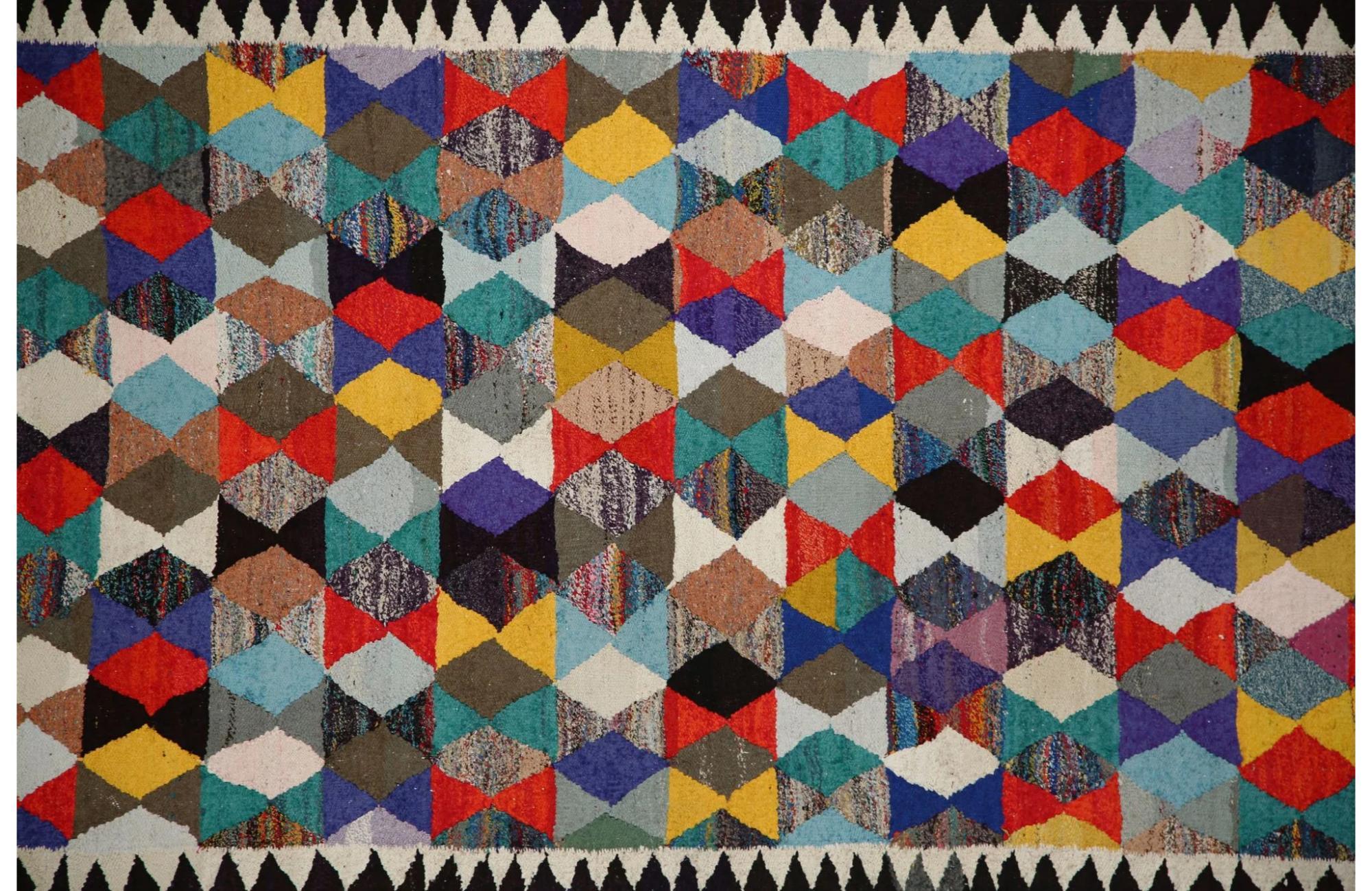 Entdecken Sie die Eleganz der türkischen Kilims mit Teppichen. Dieses exklusive Design, das mit viel Liebe zum Detail entworfen wurde, ist perfekt, um Ihren Raum zu verschönern.