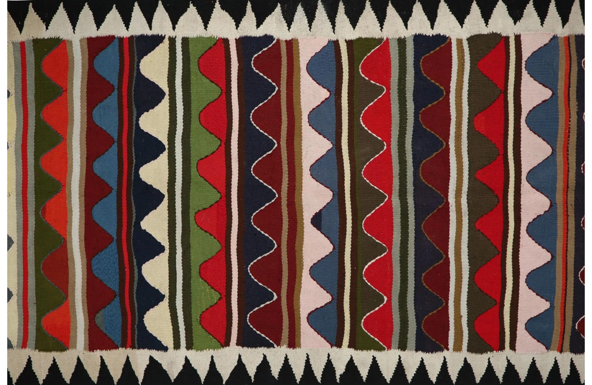 Scopri l'eleganza dei Rug & Kilim della Turchia. Progettato con una meticolosa attenzione ai dettagli, questo design esclusivo è perfetto per valorizzare il tuo spazio.