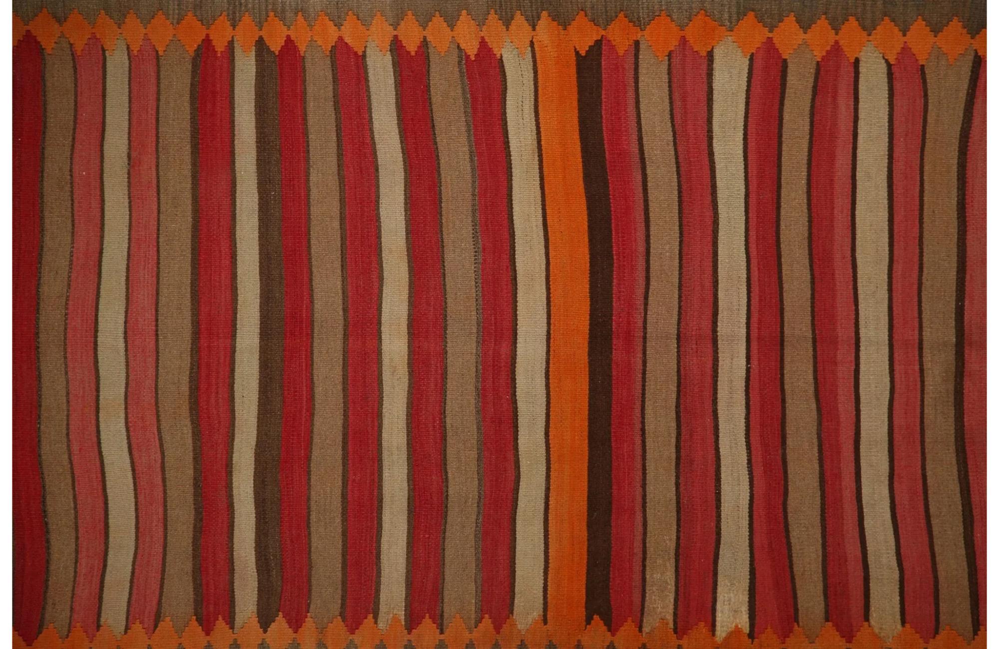 Scopri l'eleganza dei Rug & Kilim della Turchia. Progettato con una meticolosa attenzione ai dettagli, questo design esclusivo è perfetto per valorizzare il tuo spazio.