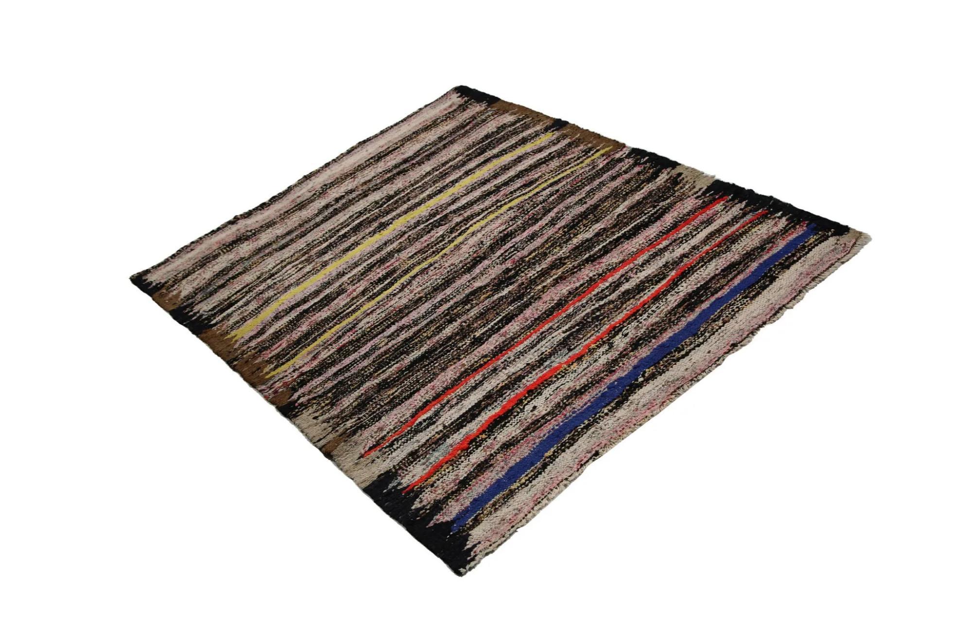 Scopri l'eleganza dei Rug & Kilim della Turchia. Progettato con una meticolosa attenzione ai dettagli, questo design esclusivo è perfetto per valorizzare il tuo spazio.