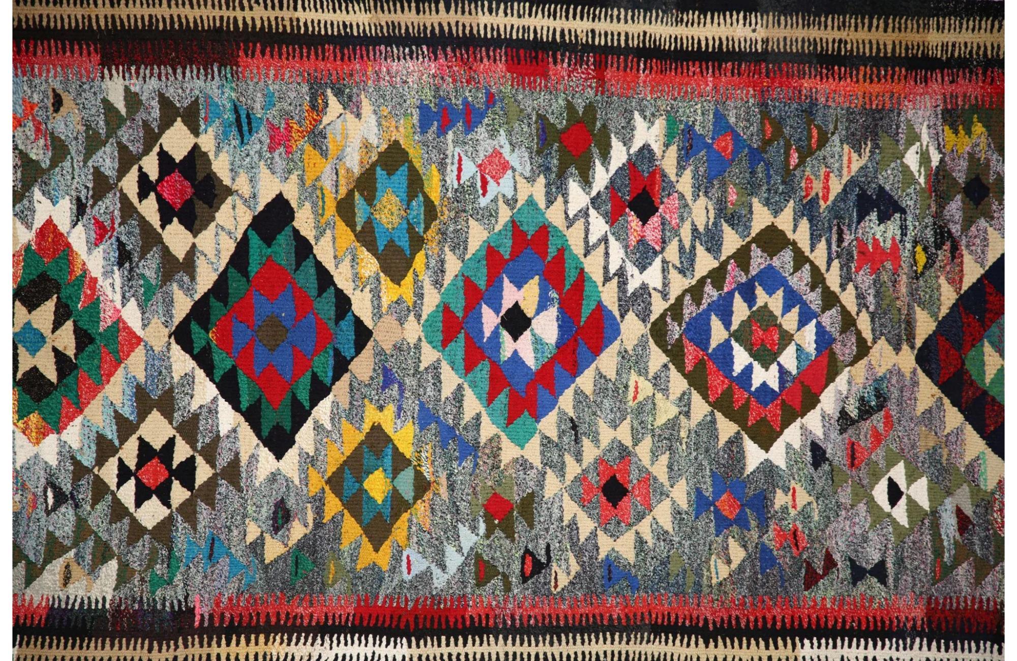 Découvrez l'élégance des tapis Rug & Kilim de Turquie. Conçu avec une attention méticuleuse aux détails, ce design exclusif est parfait pour mettre en valeur votre espace.