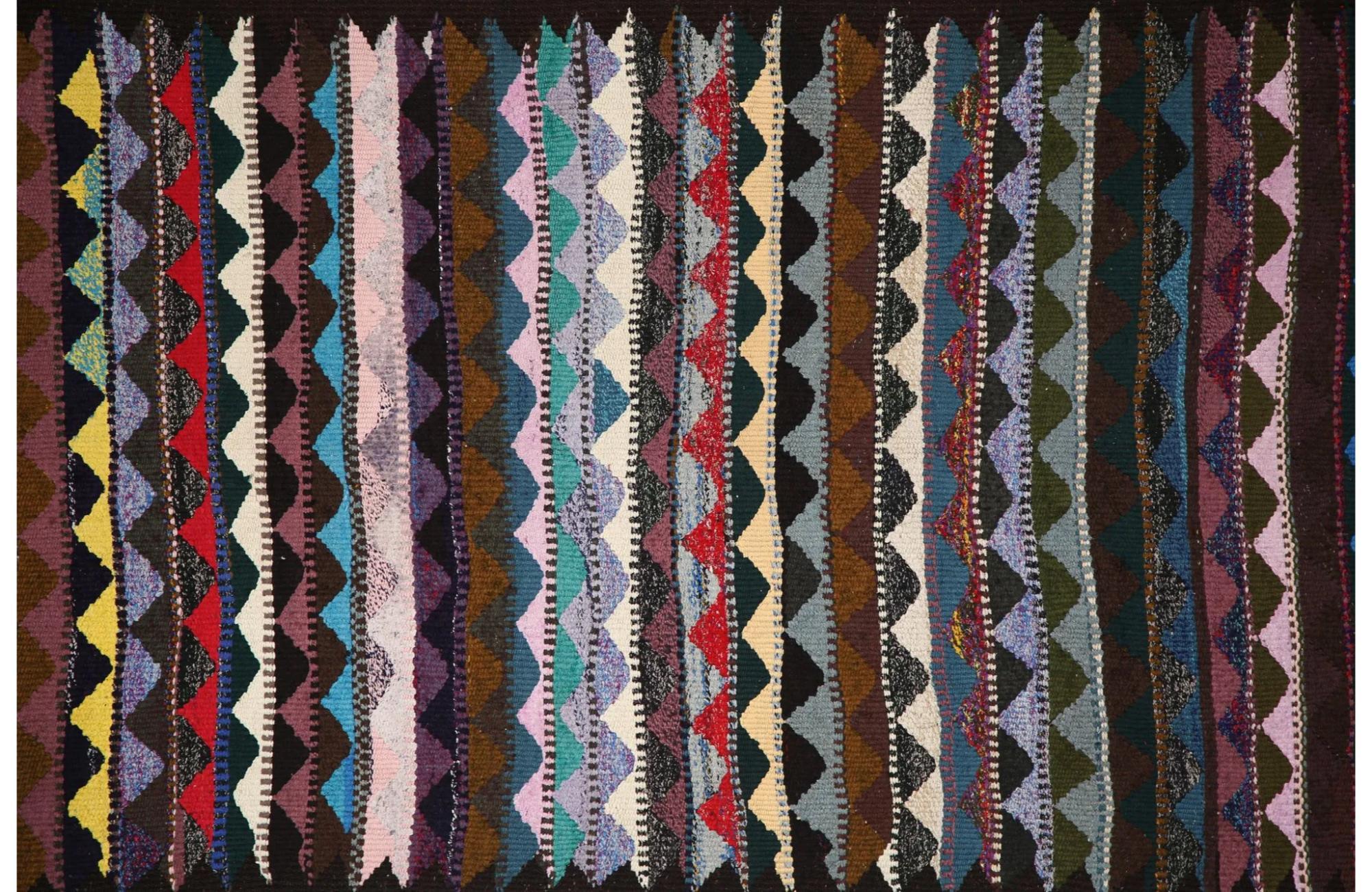 Scopri l'eleganza dei Rug & Kilim della Turchia. Progettato con una meticolosa attenzione ai dettagli, questo design esclusivo è perfetto per valorizzare il tuo spazio.