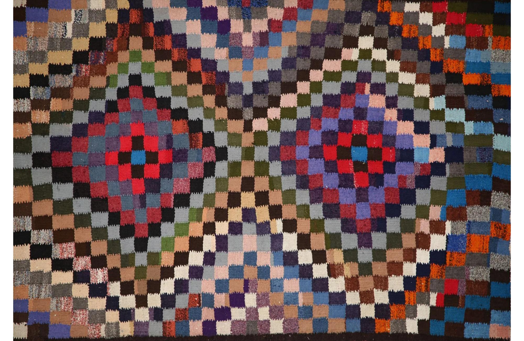 Entdecken Sie die Eleganz der türkischen Kilims mit Teppichen. Dieses exklusive Design, das mit viel Liebe zum Detail entworfen wurde, ist perfekt, um Ihren Raum zu verschönern.