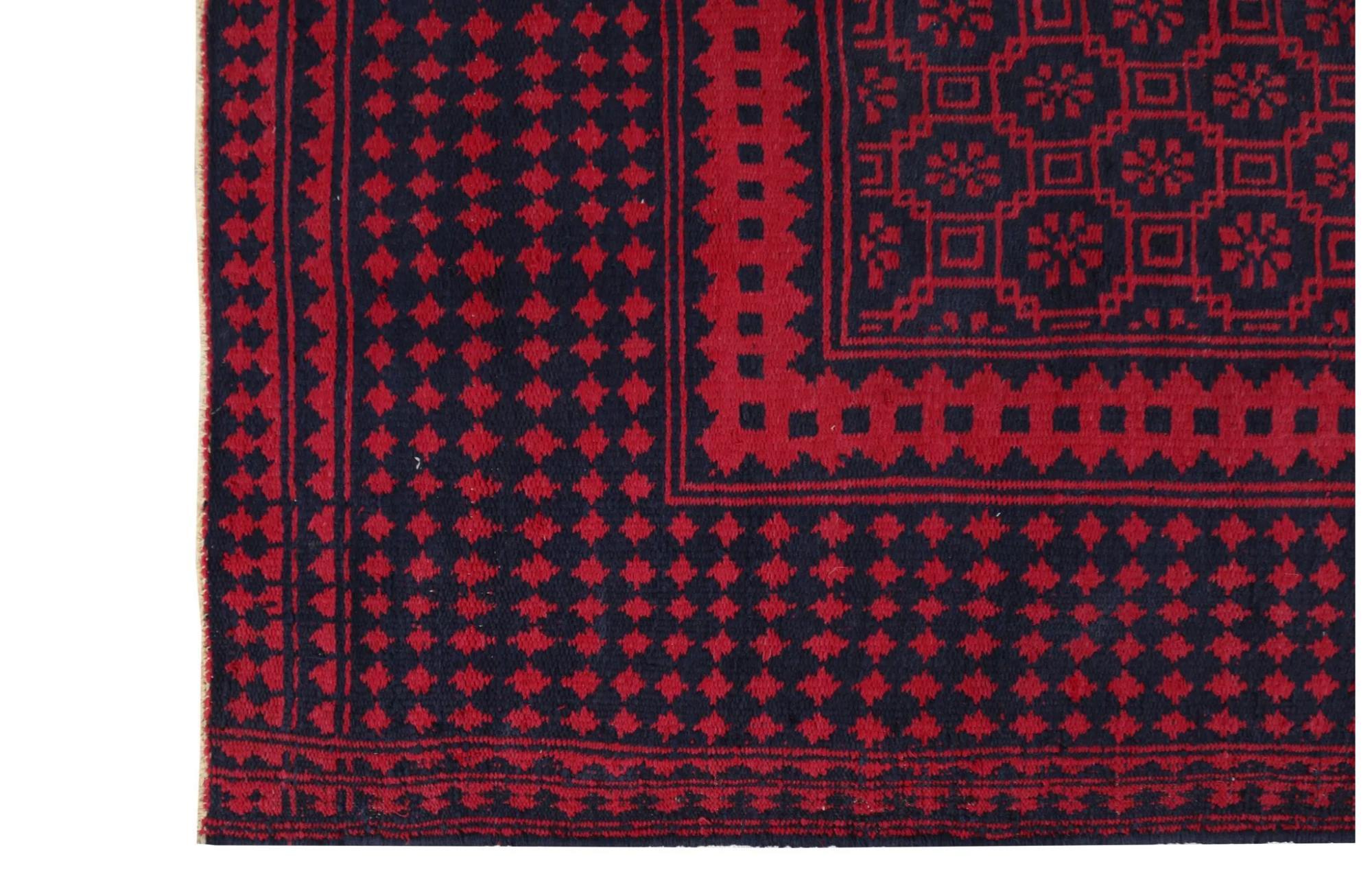 Entdecken Sie die Eleganz der türkischen Kilims mit Teppichen. Dieses exklusive Design, das mit viel Liebe zum Detail entworfen wurde, ist perfekt, um Ihren Raum zu verschönern.
