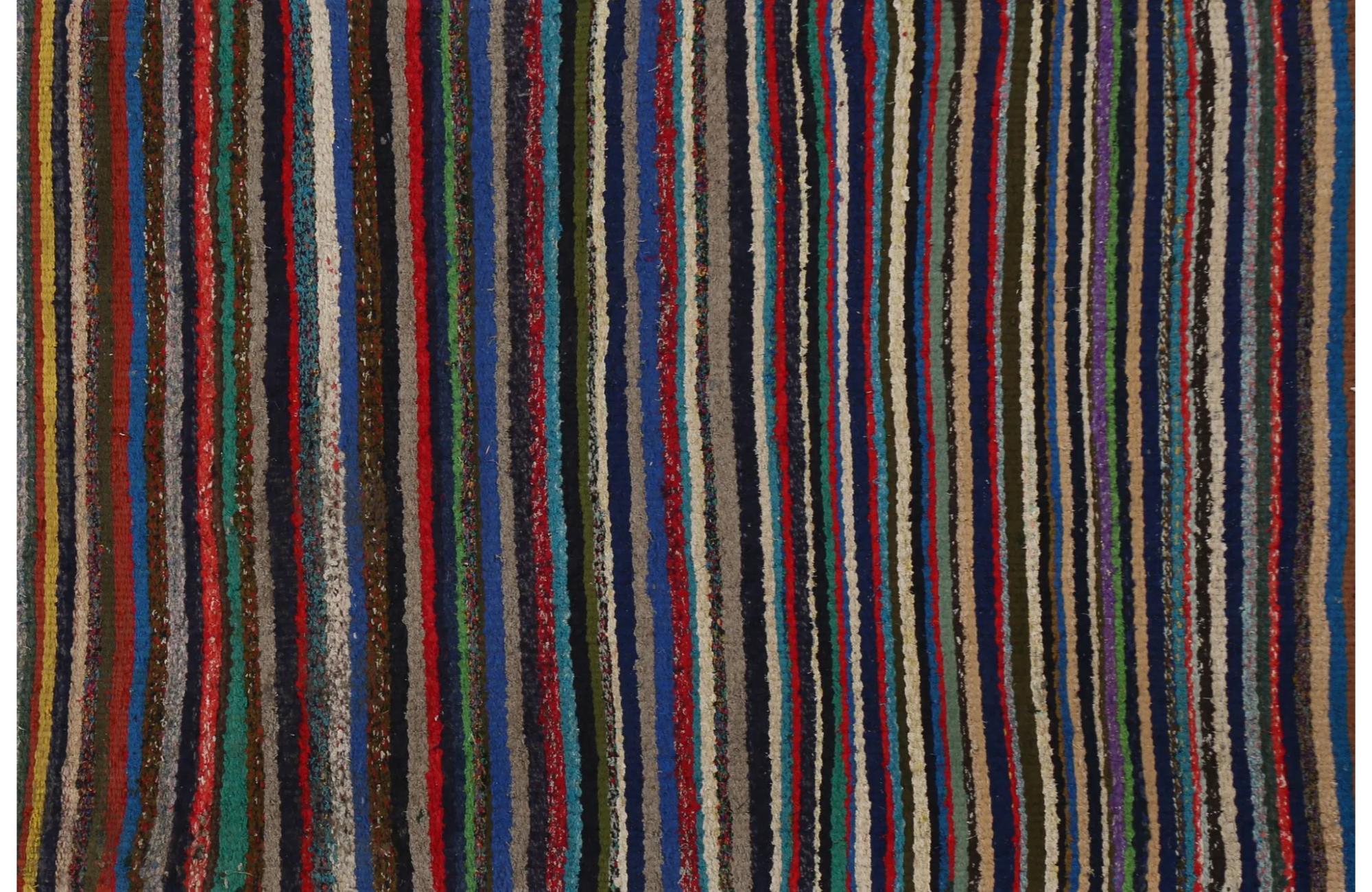 Scopri l'eleganza dei Rug & Kilim della Turchia. Progettato con una meticolosa attenzione ai dettagli, questo design esclusivo è perfetto per valorizzare il tuo spazio.