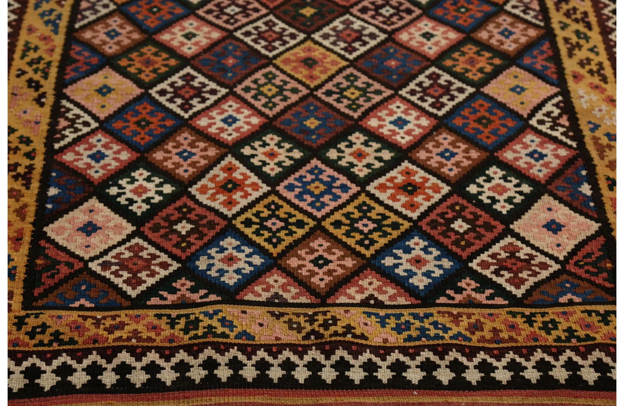 Entdecken Sie die Eleganz der türkischen Kilims mit Teppichen. Dieses exklusive Design, das mit viel Liebe zum Detail entworfen wurde, ist perfekt, um Ihren Raum zu verschönern.