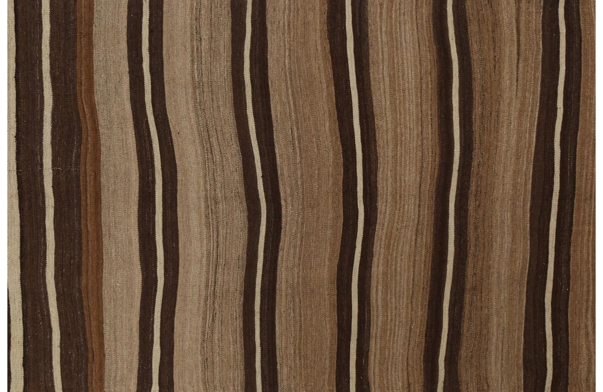 Scopri l'eleganza dei Rug & Kilim della Turchia. Progettato con una meticolosa attenzione ai dettagli, questo design esclusivo è perfetto per valorizzare il tuo spazio.