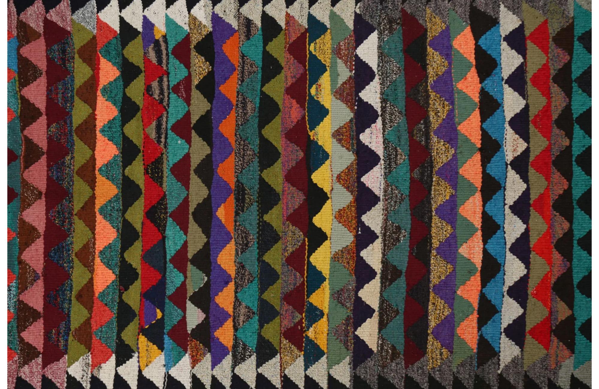 Entdecken Sie die Eleganz der türkischen Kilims mit Teppichen. Dieses exklusive Design, das mit viel Liebe zum Detail entworfen wurde, ist perfekt, um Ihren Raum zu verschönern.