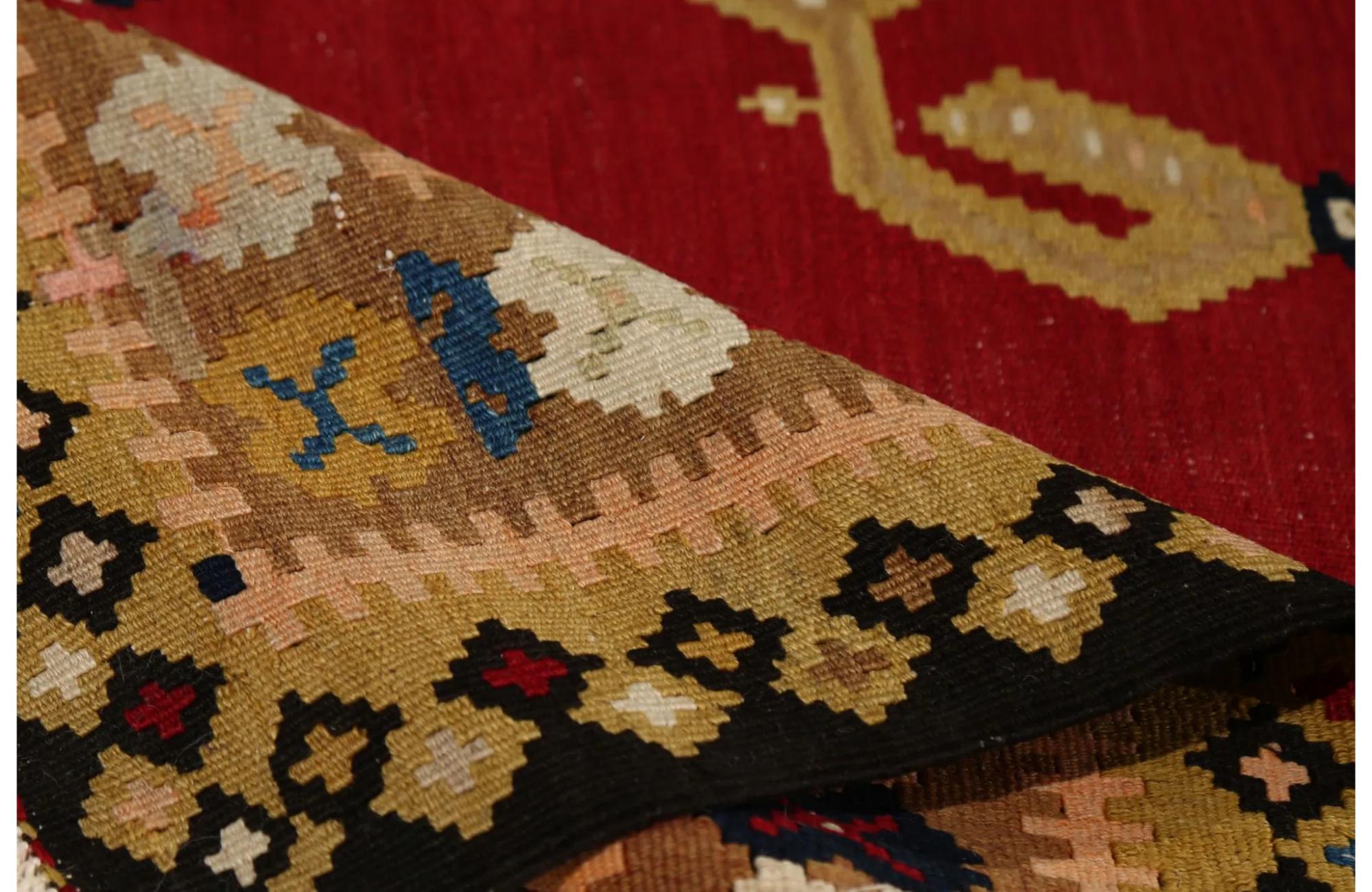 Scopri l'eleganza dei Rug & Kilim della Turchia. Progettato con una meticolosa attenzione ai dettagli, questo design esclusivo è perfetto per valorizzare il tuo spazio.