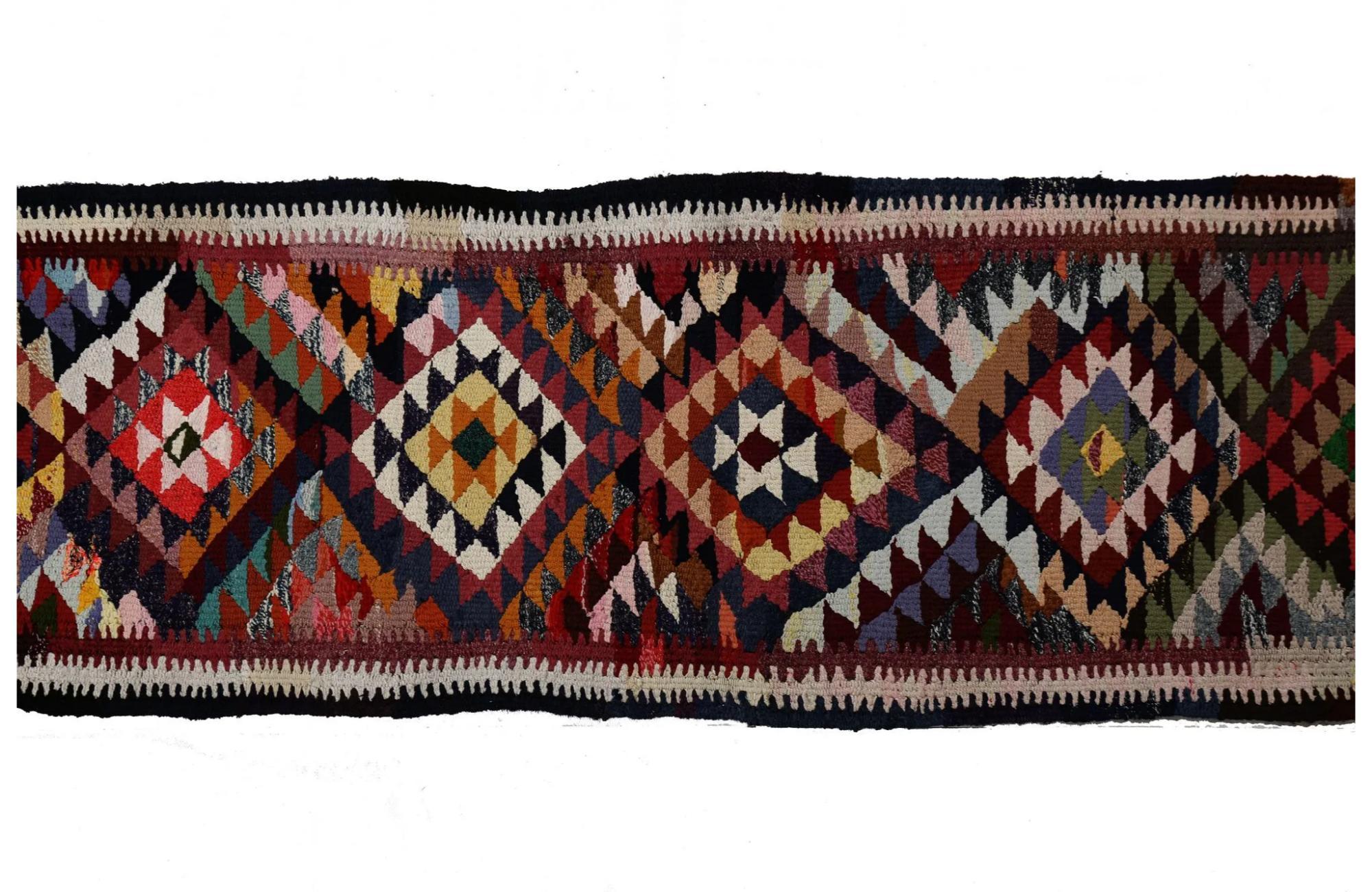 Entdecken Sie die Eleganz der türkischen Kilims mit Teppichen. Dieses exklusive Design, das mit viel Liebe zum Detail entworfen wurde, ist perfekt, um Ihren Raum zu verschönern.