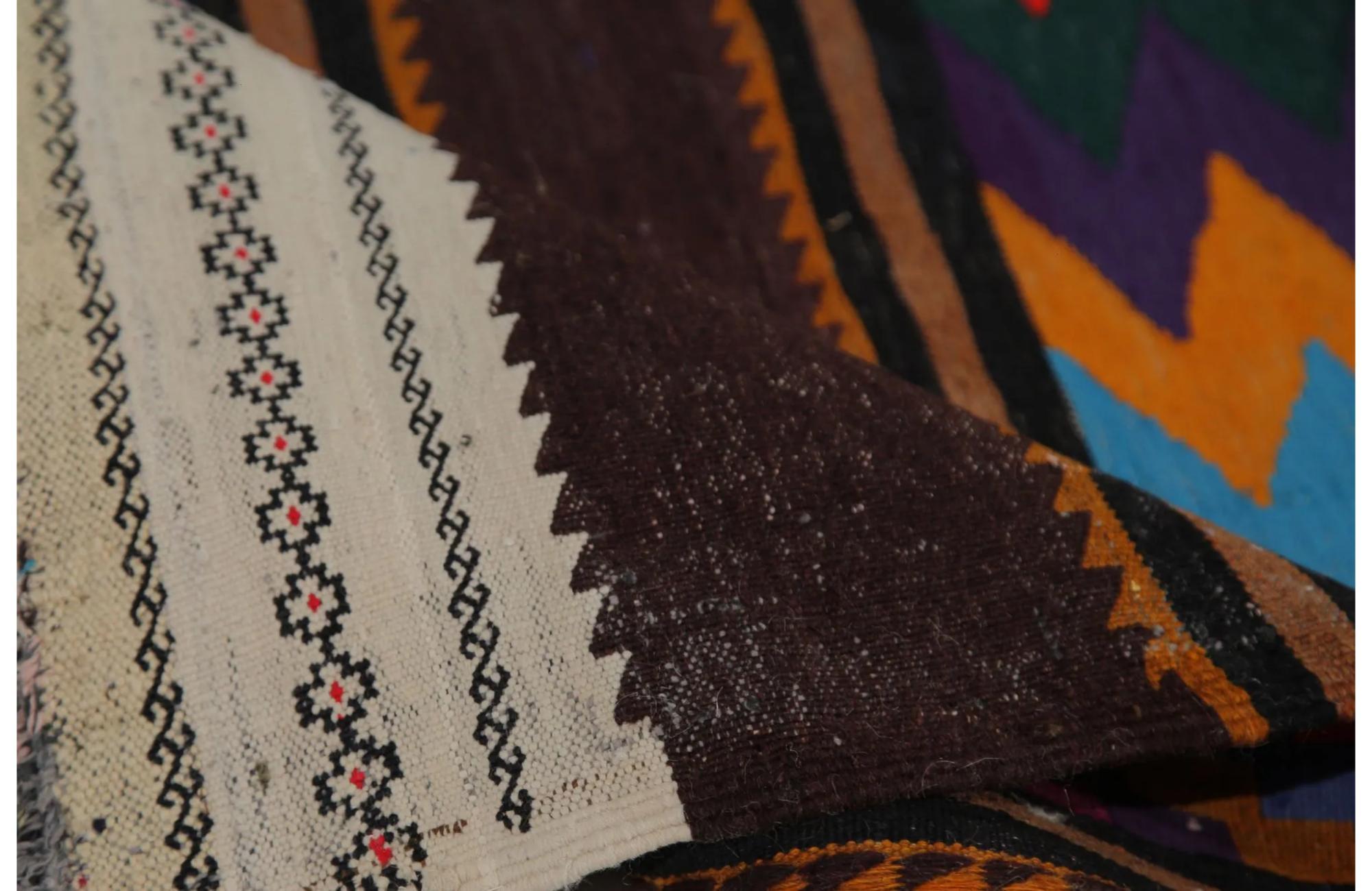 Entdecken Sie die Eleganz der türkischen Kilims mit Teppichen. Dieses exklusive Design, das mit viel Liebe zum Detail entworfen wurde, ist perfekt, um Ihren Raum zu verschönern.