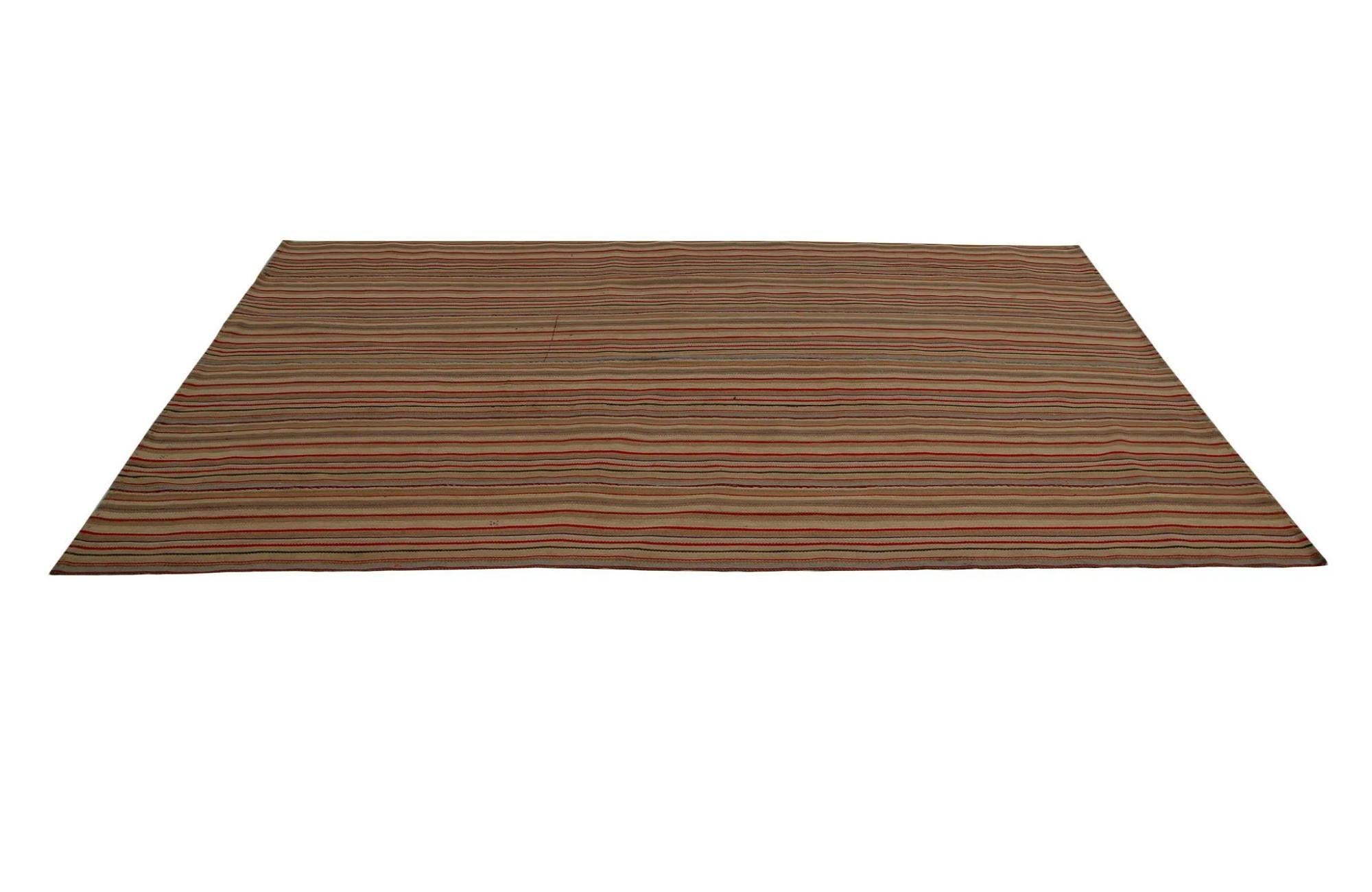 Entdecken Sie die Eleganz der türkischen Kilims mit Teppichen. Dieses exklusive Design, das mit viel Liebe zum Detail entworfen wurde, ist perfekt, um Ihren Raum zu verschönern.