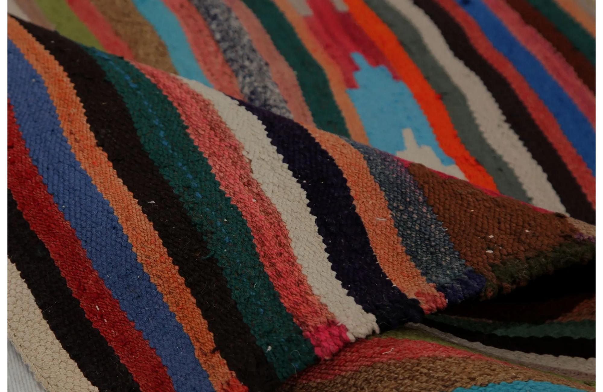 Entdecken Sie die Eleganz der türkischen Kilims mit Teppichen. Dieses exklusive Design, das mit viel Liebe zum Detail entworfen wurde, ist perfekt, um Ihren Raum zu verschönern.