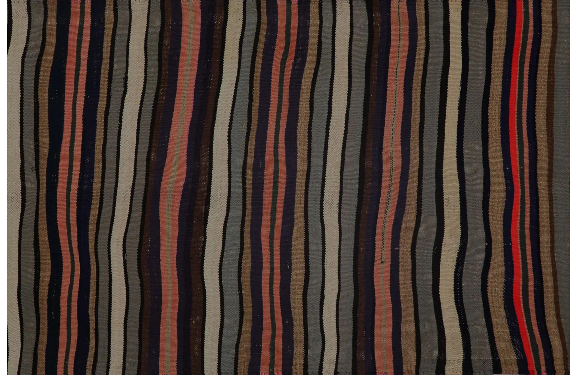 Entdecken Sie die Eleganz der türkischen Kilims mit Teppichen. Dieses exklusive Design, das mit viel Liebe zum Detail entworfen wurde, ist perfekt, um Ihren Raum zu verschönern.