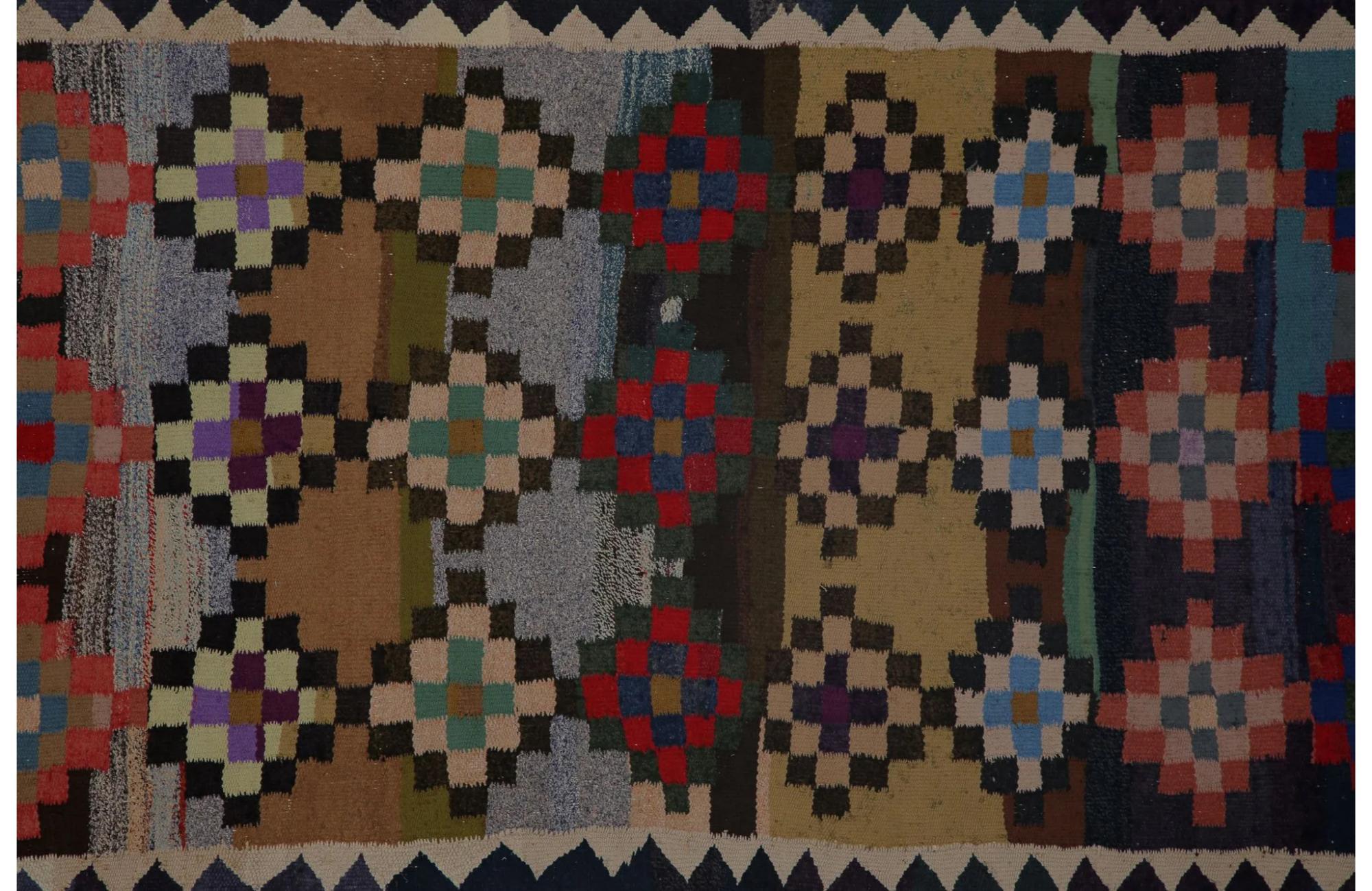 Entdecken Sie die Eleganz der türkischen Kilims mit Teppichen. Dieses exklusive Design, das mit viel Liebe zum Detail entworfen wurde, ist perfekt, um Ihren Raum zu verschönern.