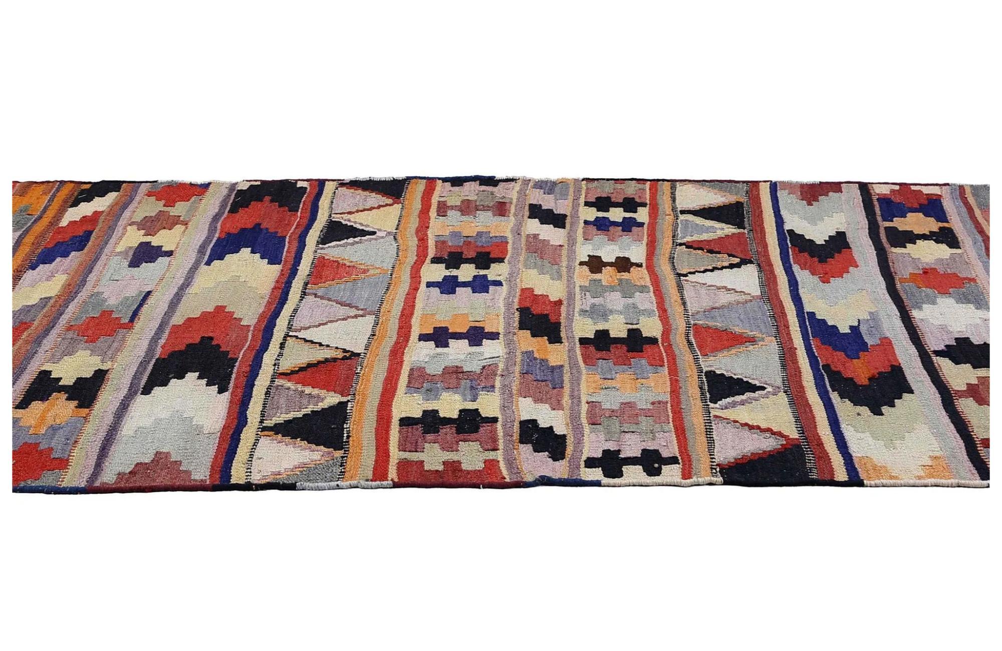 Scopri l'eleganza dei Rug & Kilim della Turchia. Progettato con una meticolosa attenzione ai dettagli, questo design esclusivo è perfetto per valorizzare il tuo spazio.