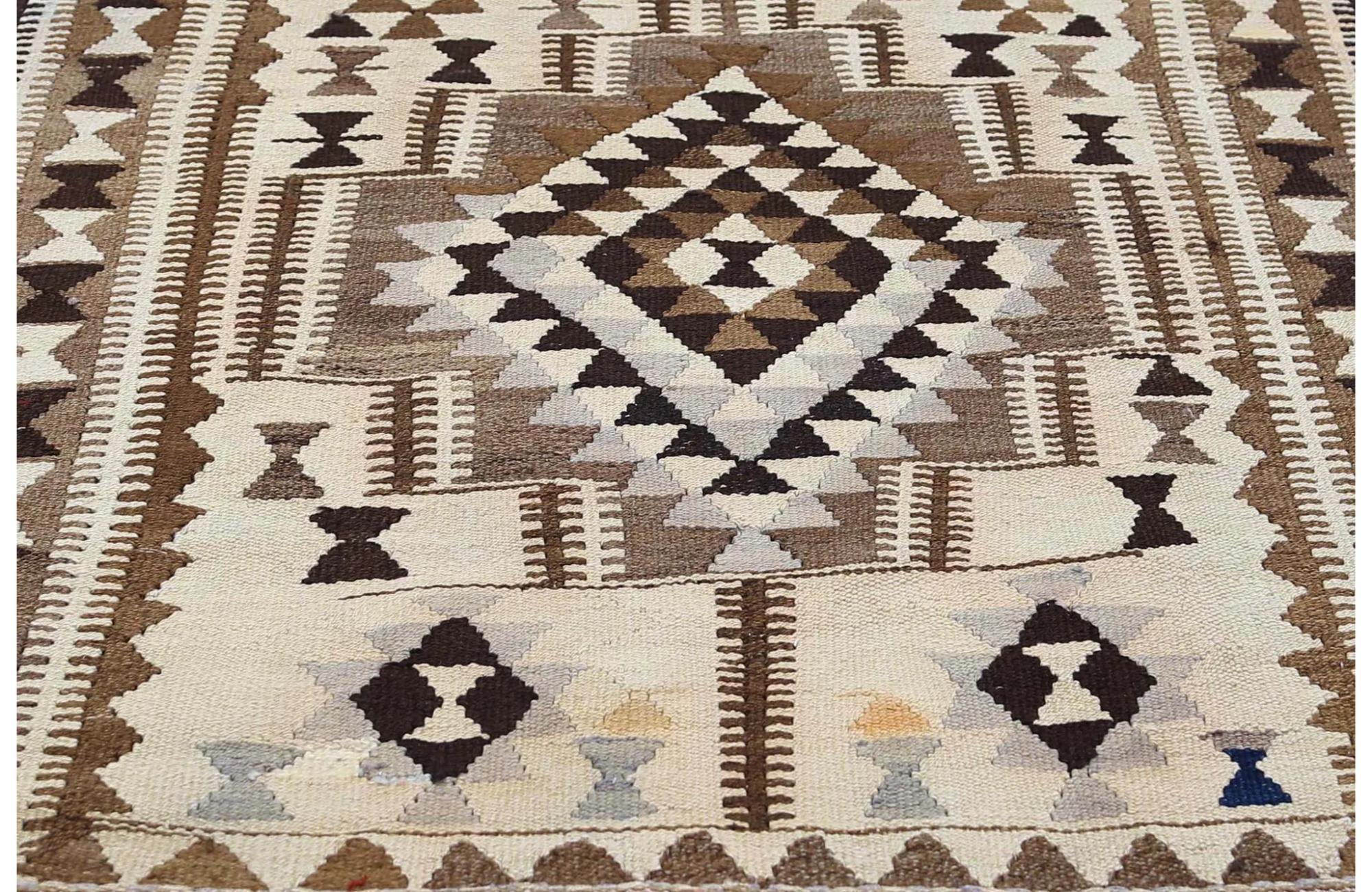 Entdecken Sie die Eleganz der türkischen Kilims mit Teppichen. Dieses exklusive Design, das mit viel Liebe zum Detail entworfen wurde, ist perfekt, um Ihren Raum zu verschönern.