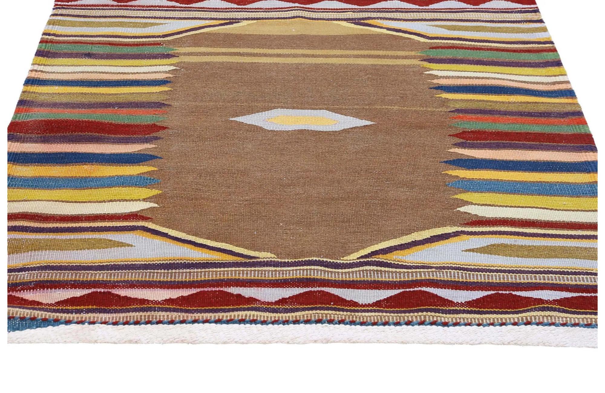 Entdecken Sie die Eleganz der türkischen Kilims mit Teppichen. Dieses exklusive Design, das mit viel Liebe zum Detail entworfen wurde, ist perfekt, um Ihren Raum zu verschönern.