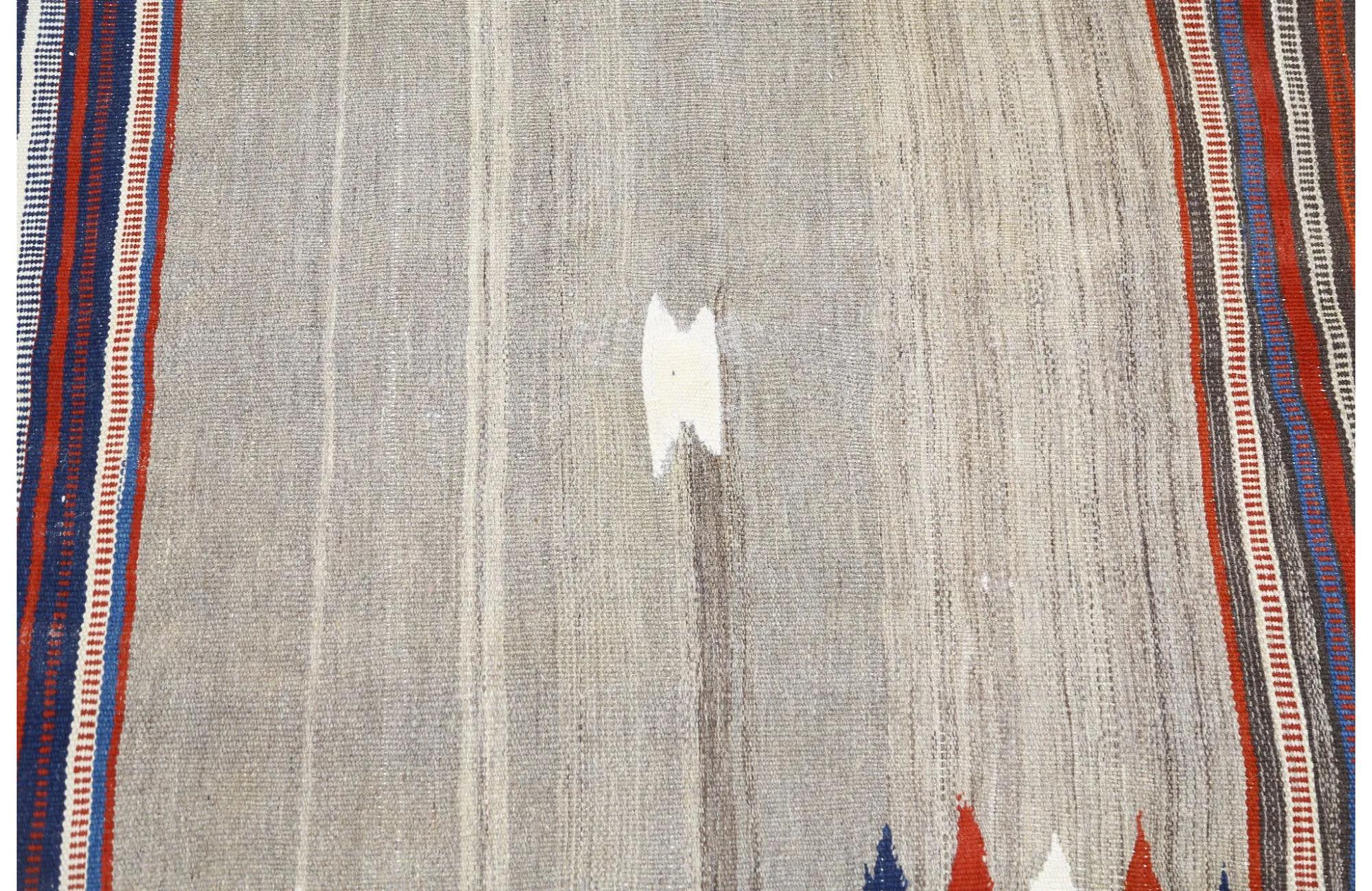 Entdecken Sie die Eleganz der türkischen Kilims mit Teppichen. Dieses exklusive Design, das mit viel Liebe zum Detail entworfen wurde, ist perfekt, um Ihren Raum zu verschönern.