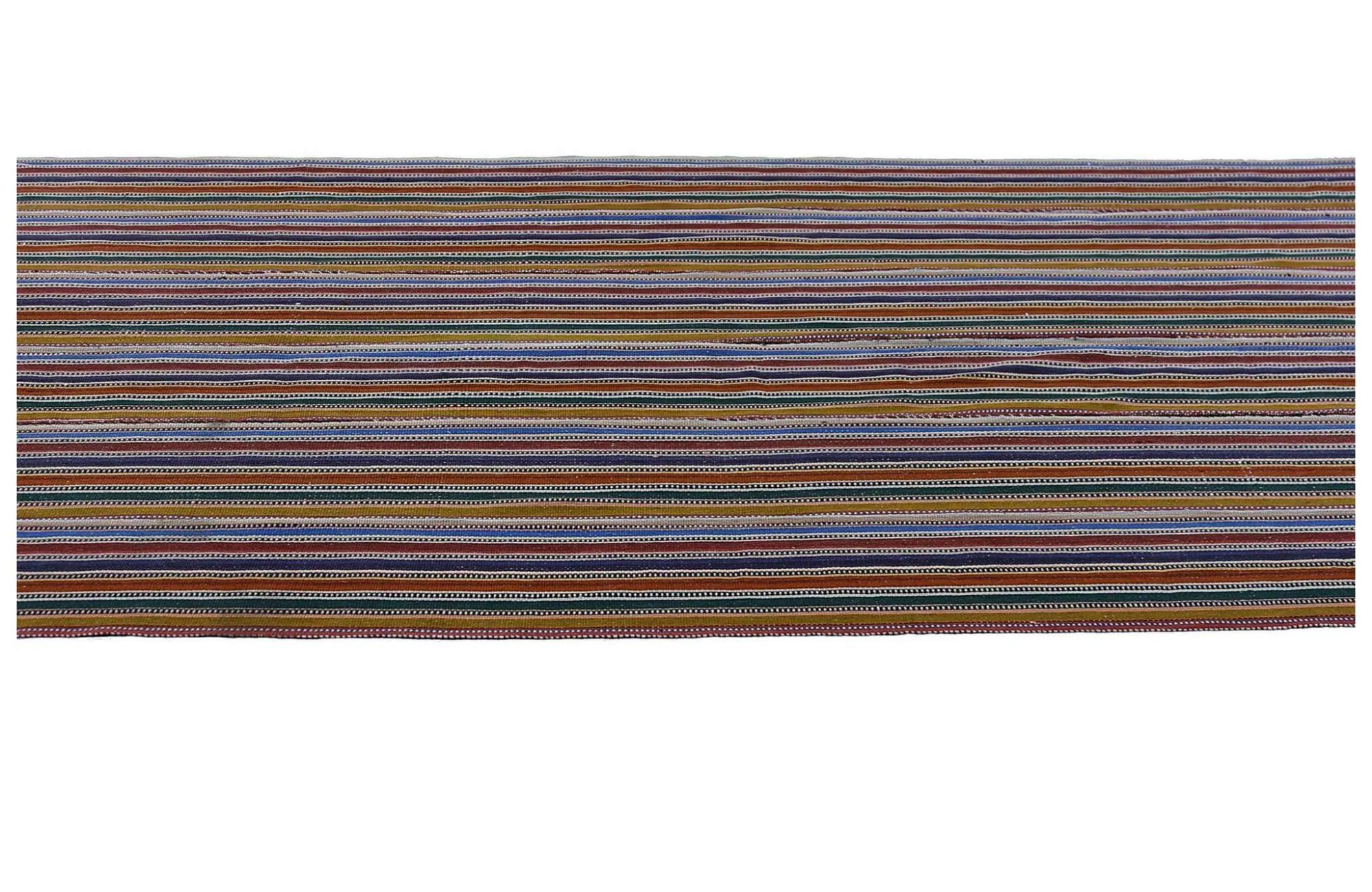 Entdecken Sie die Eleganz der türkischen Kilims mit Teppichen. Dieses exklusive Design, das mit viel Liebe zum Detail entworfen wurde, ist perfekt, um Ihren Raum zu verschönern.