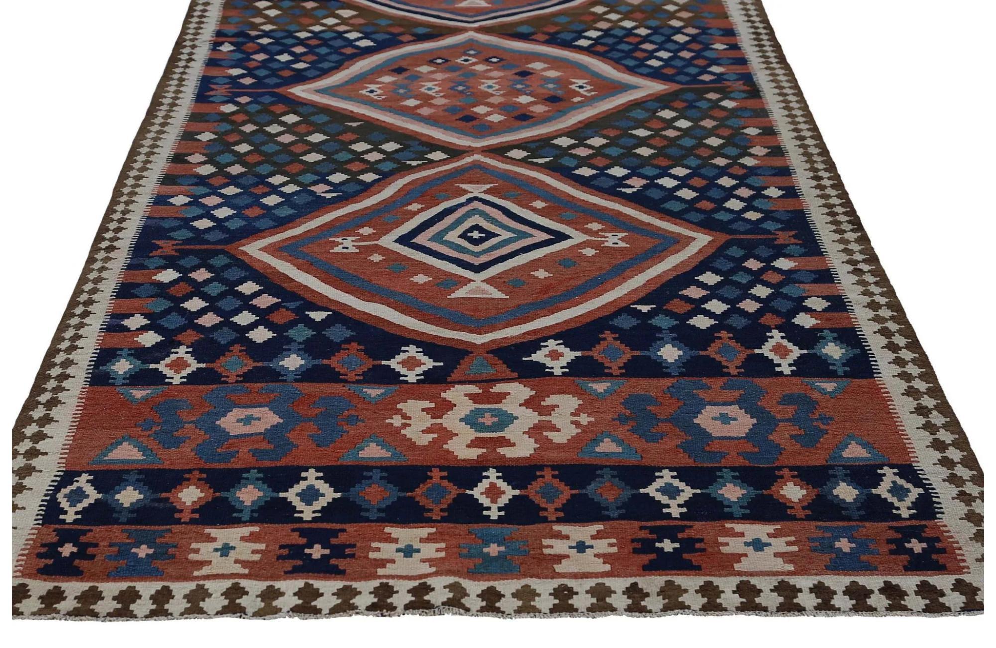 Entdecken Sie die Eleganz der türkischen Kilims mit Teppichen. Dieses exklusive Design, das mit viel Liebe zum Detail entworfen wurde, ist perfekt, um Ihren Raum zu verschönern.