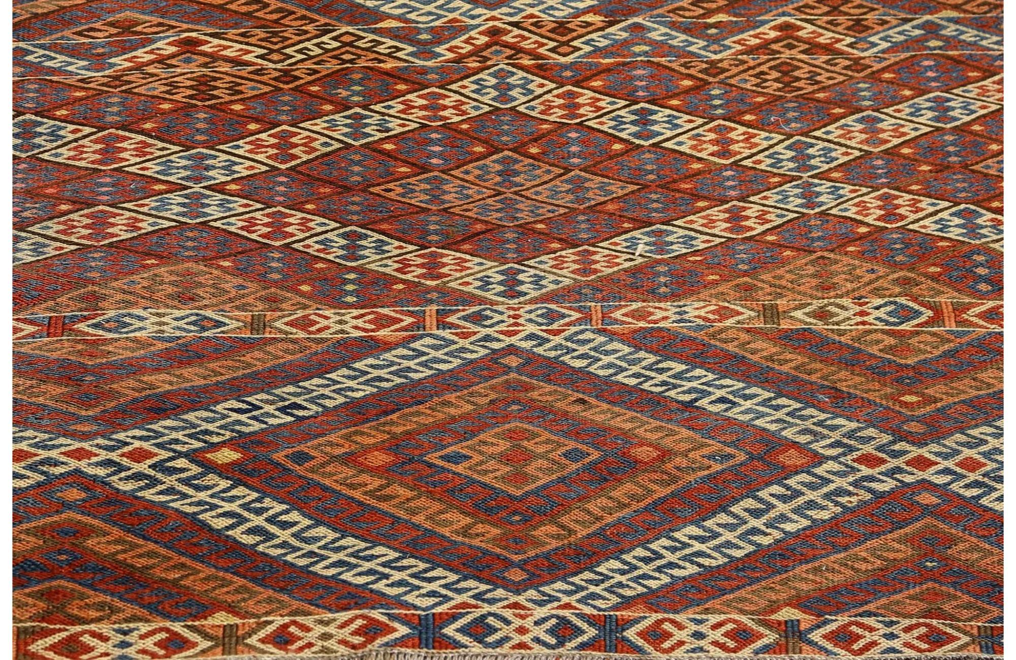 Entdecken Sie die Eleganz der türkischen Kilims mit Teppichen. Dieses exklusive Design, das mit viel Liebe zum Detail entworfen wurde, ist perfekt, um Ihren Raum zu verschönern.