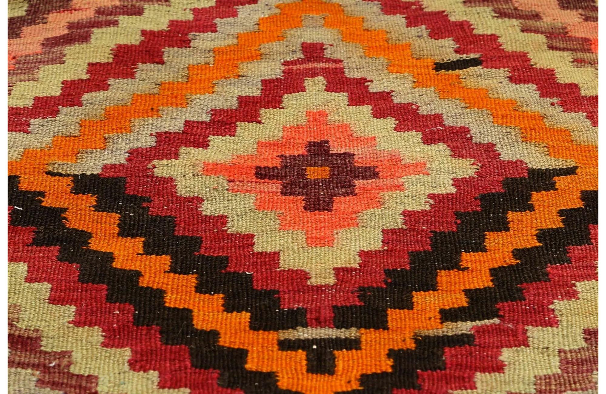 Scopri l'eleganza dei Rug & Kilim della Turchia. Progettato con una meticolosa attenzione ai dettagli, questo design esclusivo è perfetto per valorizzare il tuo spazio.