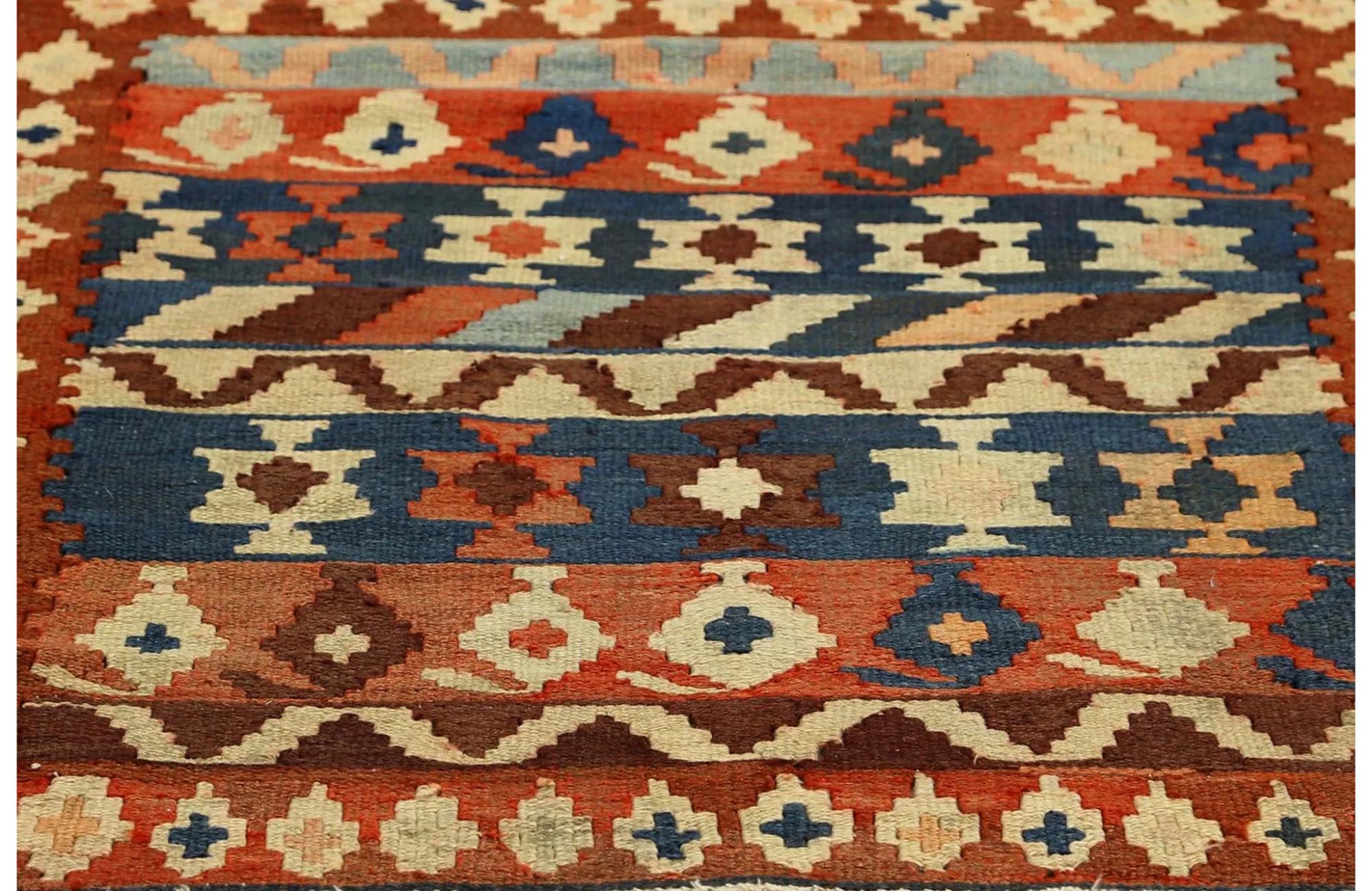 Entdecken Sie die Eleganz der türkischen Kilims mit Teppichen. Dieses exklusive Design, das mit viel Liebe zum Detail entworfen wurde, ist perfekt, um Ihren Raum zu verschönern.