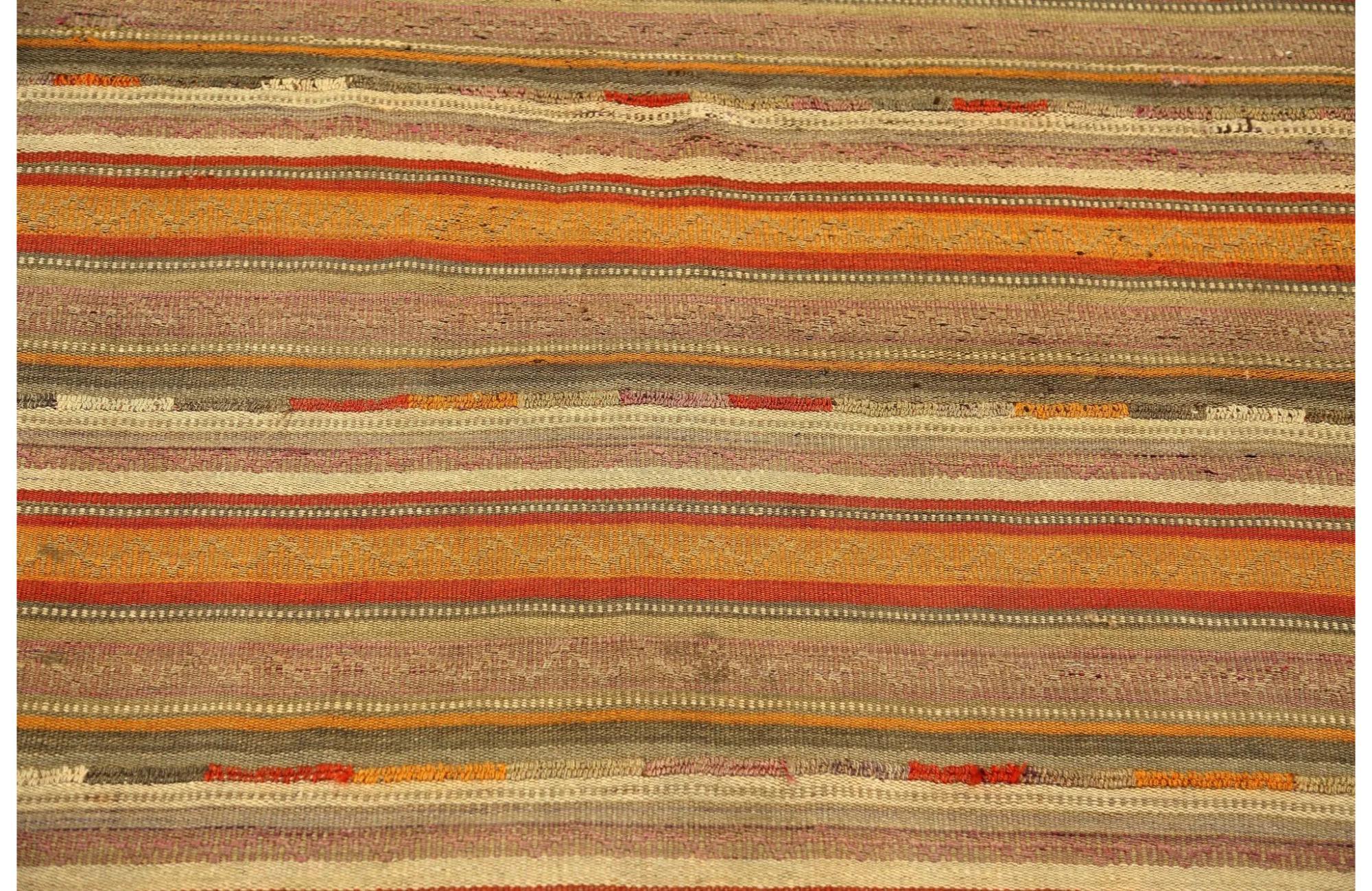 Entdecken Sie die Eleganz der türkischen Kilims mit Teppichen. Dieses exklusive Design, das mit viel Liebe zum Detail entworfen wurde, ist perfekt, um Ihren Raum zu verschönern.