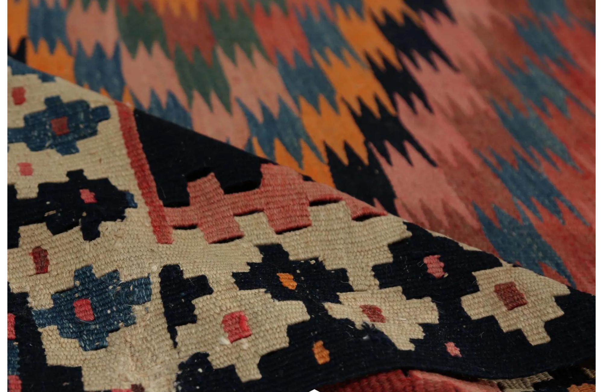 Entdecken Sie die Eleganz der türkischen Kilims mit Teppichen. Dieses exklusive Design, das mit viel Liebe zum Detail entworfen wurde, ist perfekt, um Ihren Raum zu verschönern.