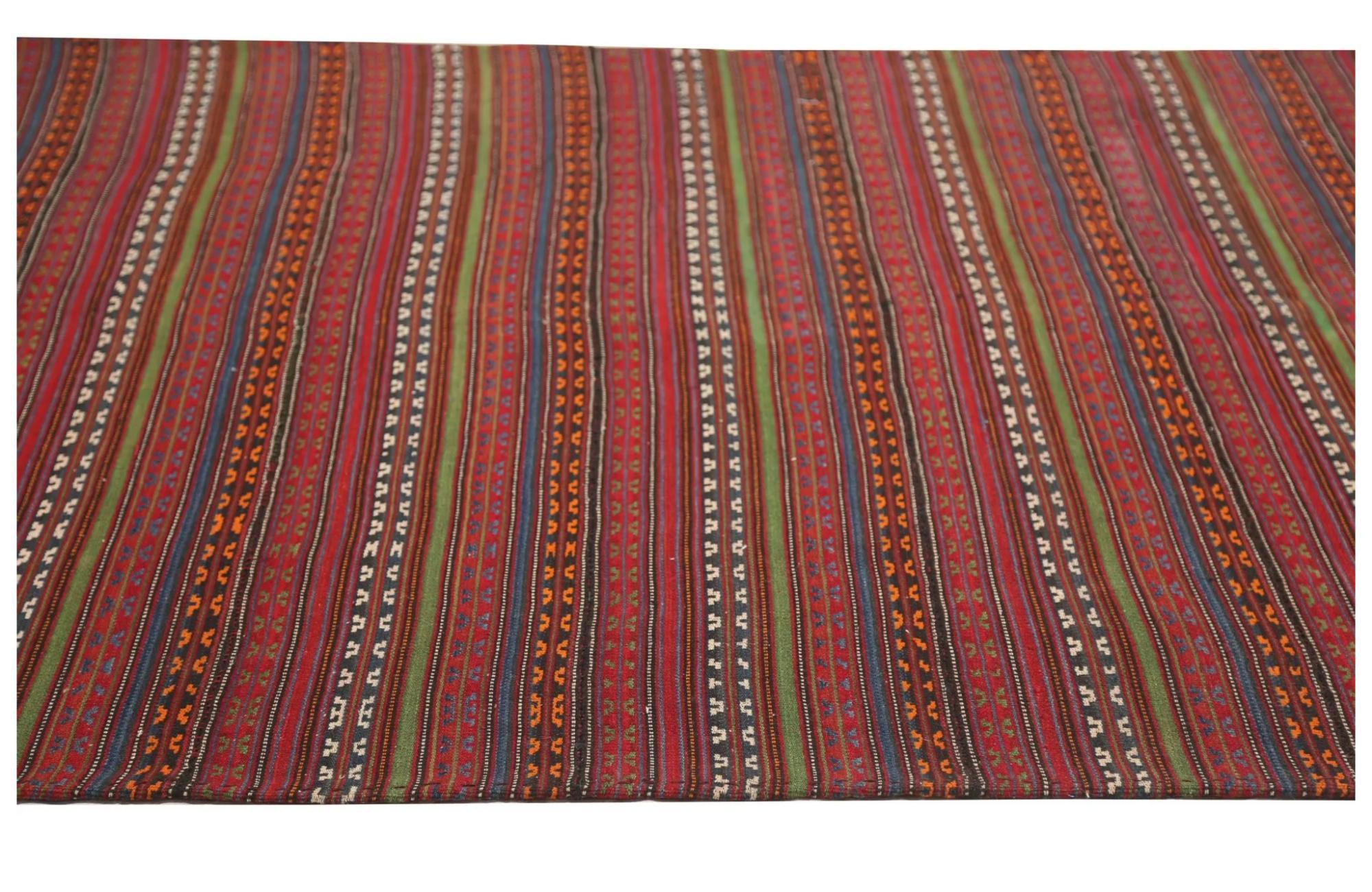 Entdecken Sie die Eleganz der türkischen Kilims mit Teppichen. Dieses exklusive Design, das mit viel Liebe zum Detail entworfen wurde, ist perfekt, um Ihren Raum zu verschönern.