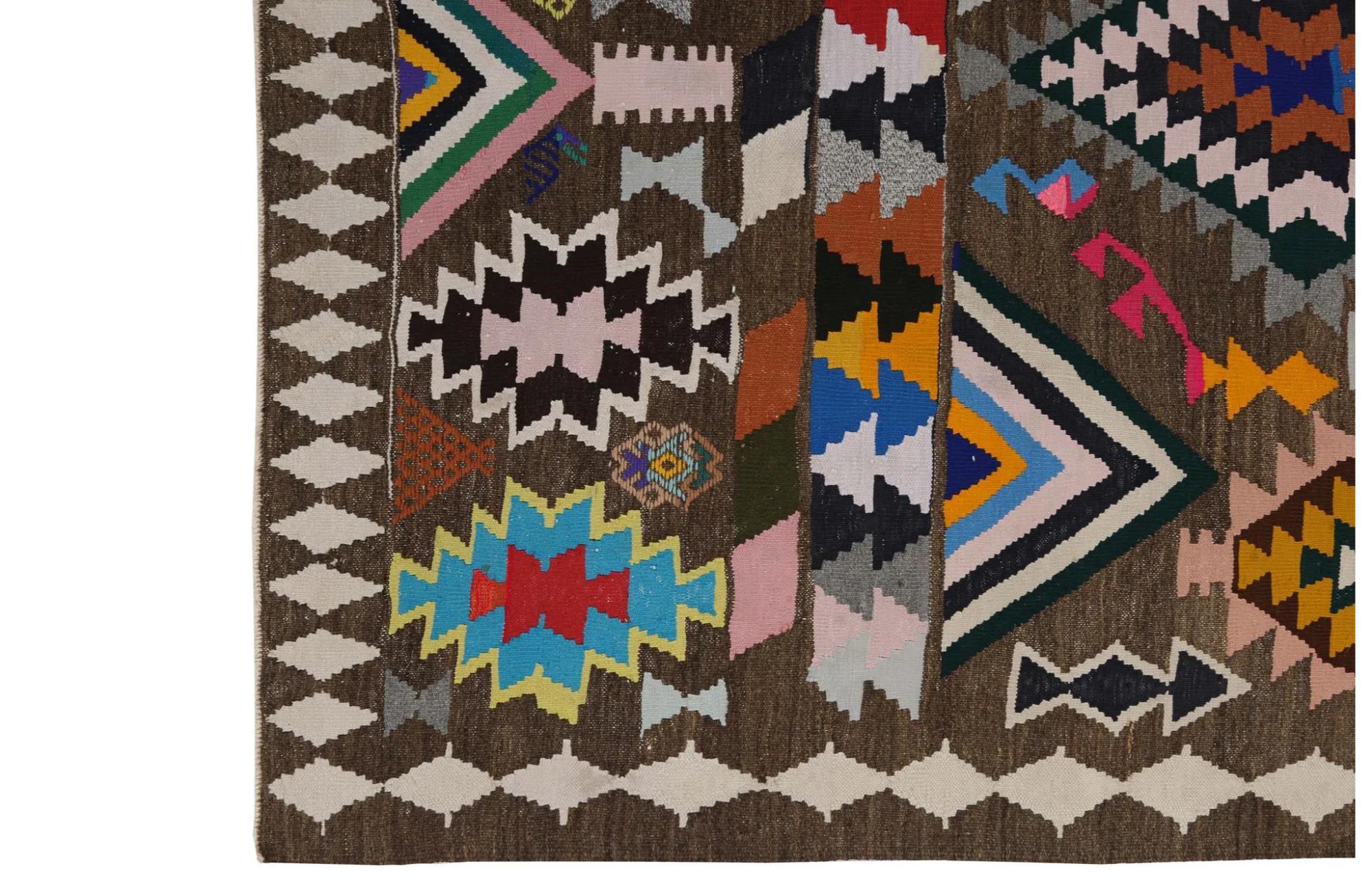 Entdecken Sie die Eleganz der türkischen Kilims mit Teppichen. Dieses exklusive Design, das mit viel Liebe zum Detail entworfen wurde, ist perfekt, um Ihren Raum zu verschönern.