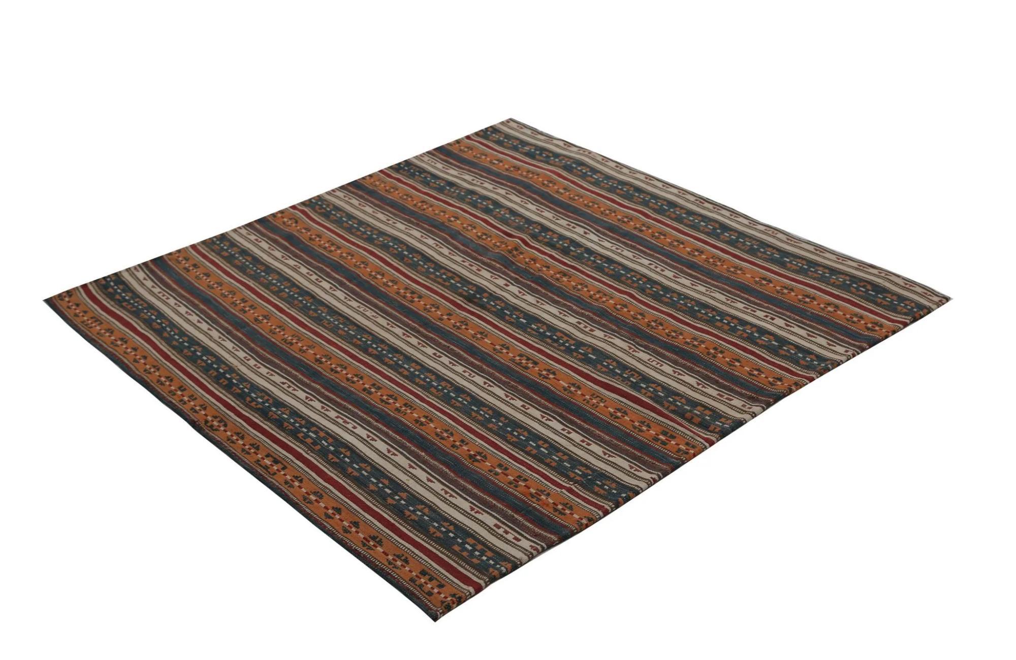 Entdecken Sie die Eleganz der türkischen Kilims mit Teppichen. Dieses exklusive Design, das mit viel Liebe zum Detail entworfen wurde, ist perfekt, um Ihren Raum zu verschönern.
