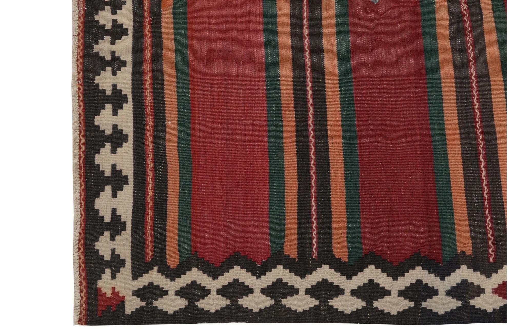 Entdecken Sie die Eleganz der türkischen Kilims mit Teppichen. Dieses exklusive Design, das mit viel Liebe zum Detail entworfen wurde, ist perfekt, um Ihren Raum zu verschönern.