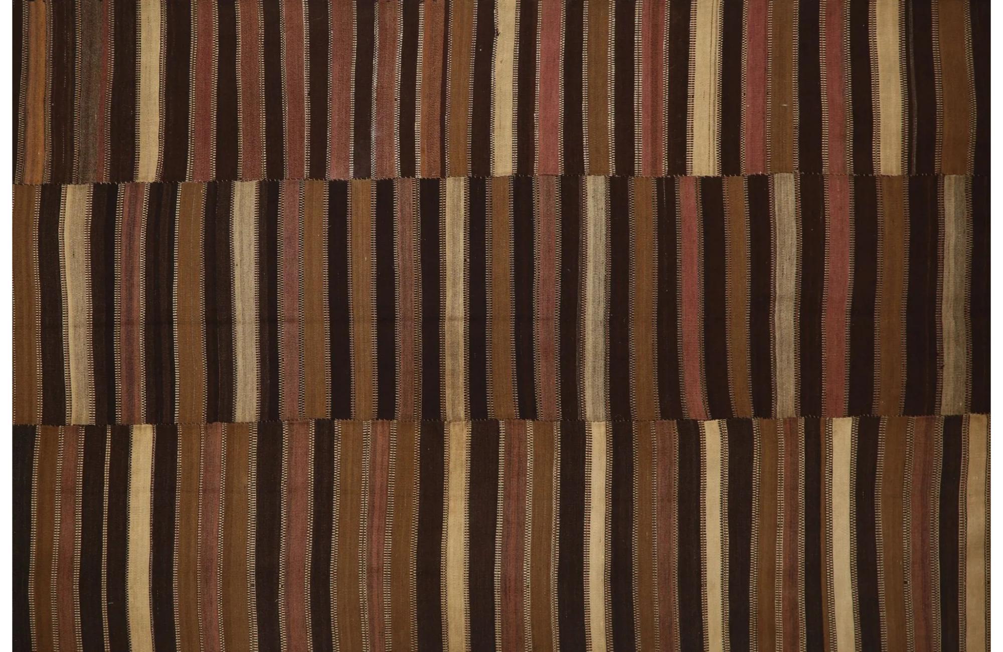 Entdecken Sie die Eleganz der türkischen Kilims mit Teppichen. Dieses exklusive Design, das mit viel Liebe zum Detail entworfen wurde, ist perfekt, um Ihren Raum zu verschönern.