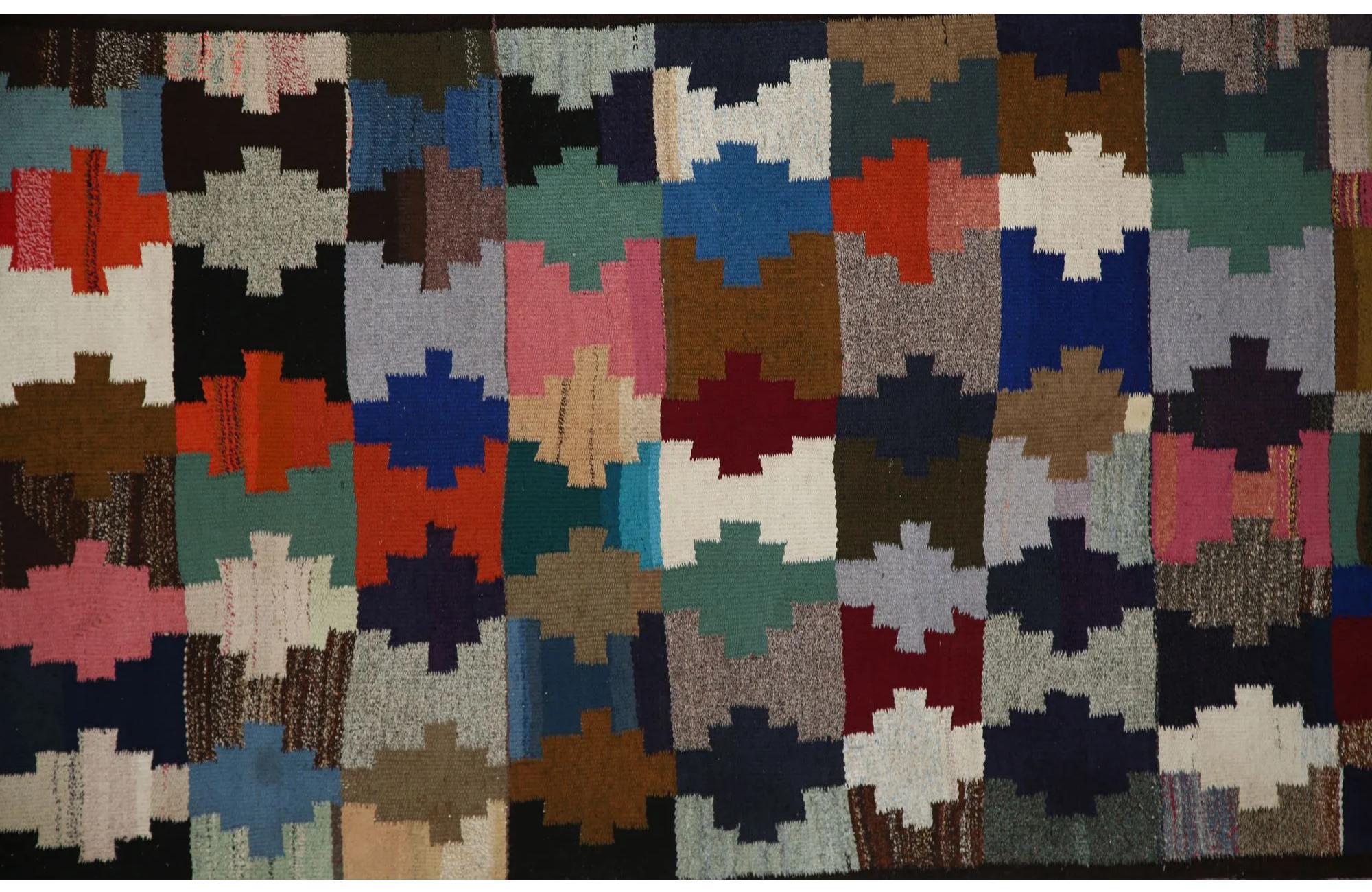 Entdecken Sie die Eleganz der türkischen Kilims mit Teppichen. Dieses exklusive Design, das mit viel Liebe zum Detail entworfen wurde, ist perfekt, um Ihren Raum zu verschönern.