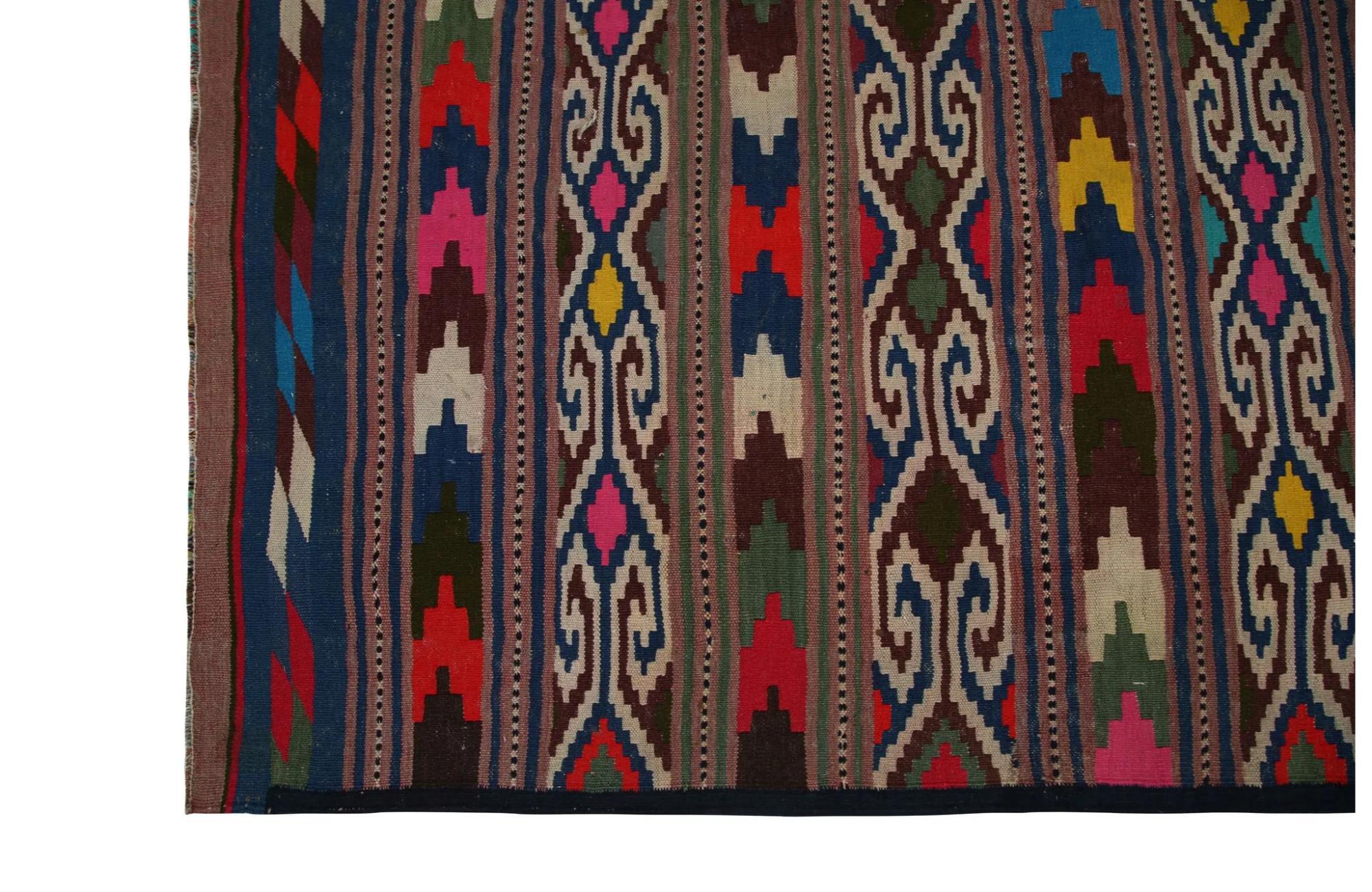 Entdecken Sie die Eleganz der türkischen Kilims mit Teppichen. Dieses exklusive Design, das mit viel Liebe zum Detail entworfen wurde, ist perfekt, um Ihren Raum zu verschönern.