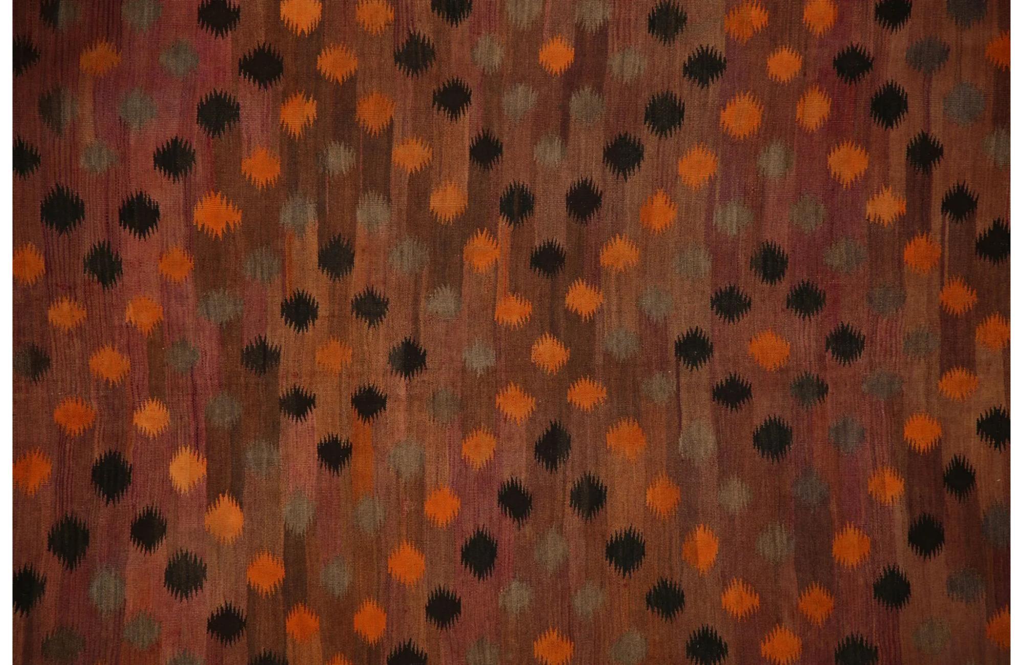 Entdecken Sie die Eleganz der türkischen Kilims mit Teppichen. Dieses exklusive Design, das mit viel Liebe zum Detail entworfen wurde, ist perfekt, um Ihren Raum zu verschönern.