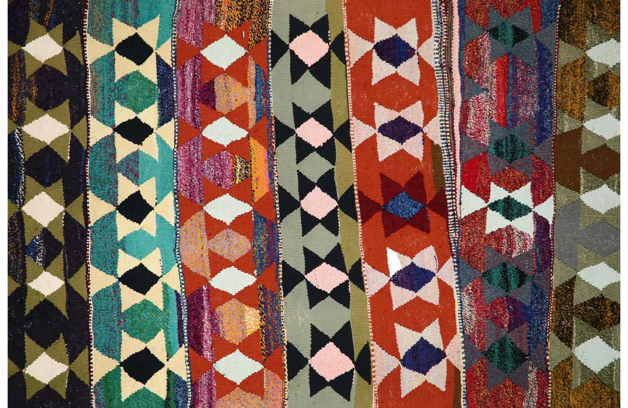 Entdecken Sie die Eleganz der türkischen Kilims mit Teppichen. Dieses exklusive Design, das mit viel Liebe zum Detail entworfen wurde, ist perfekt, um Ihren Raum zu verschönern.