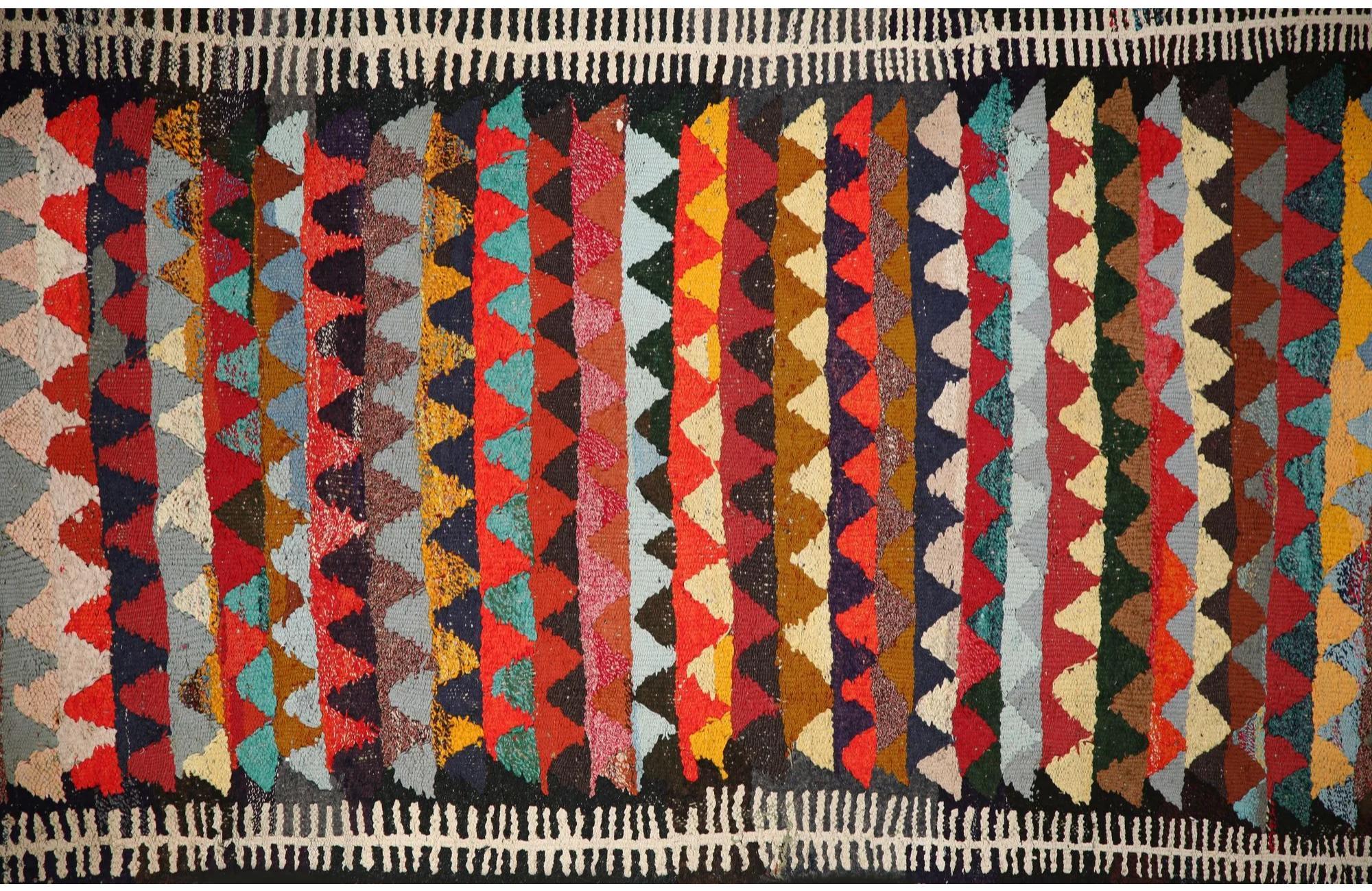 Entdecken Sie die Eleganz der türkischen Kilims mit Teppichen. Dieses exklusive Design, das mit viel Liebe zum Detail entworfen wurde, ist perfekt, um Ihren Raum zu verschönern.