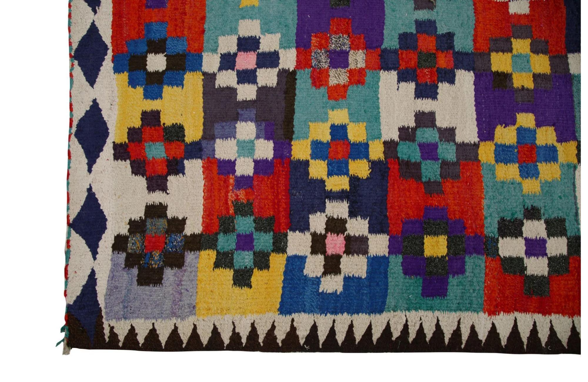 Scopri l'eleganza dei Rug & Kilim della Turchia. Progettato con una meticolosa attenzione ai dettagli, questo design esclusivo è perfetto per valorizzare il tuo spazio.