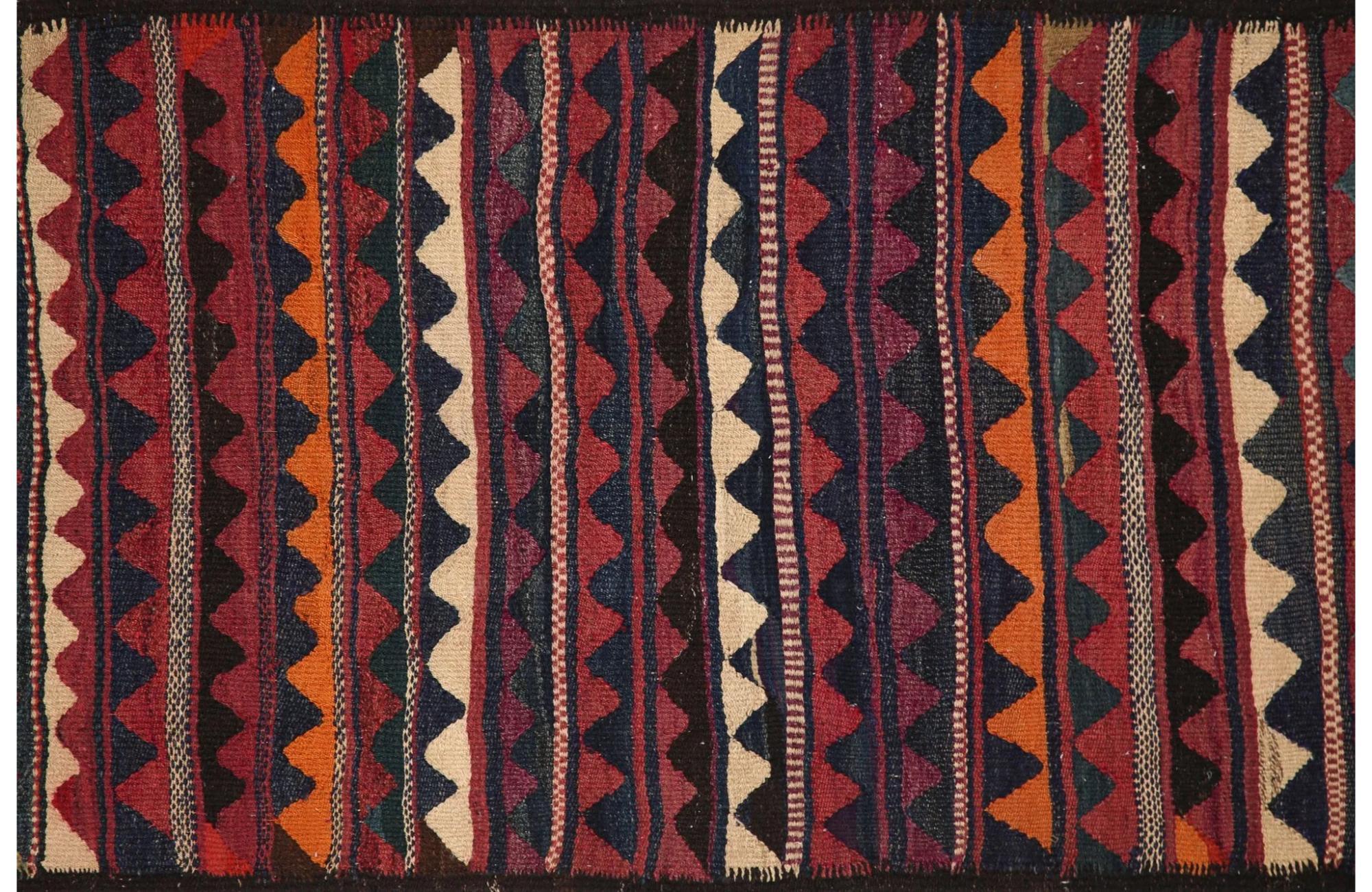Entdecken Sie die Eleganz der türkischen Kilims mit Teppichen. Dieses exklusive Design, das mit viel Liebe zum Detail entworfen wurde, ist perfekt, um Ihren Raum zu verschönern.