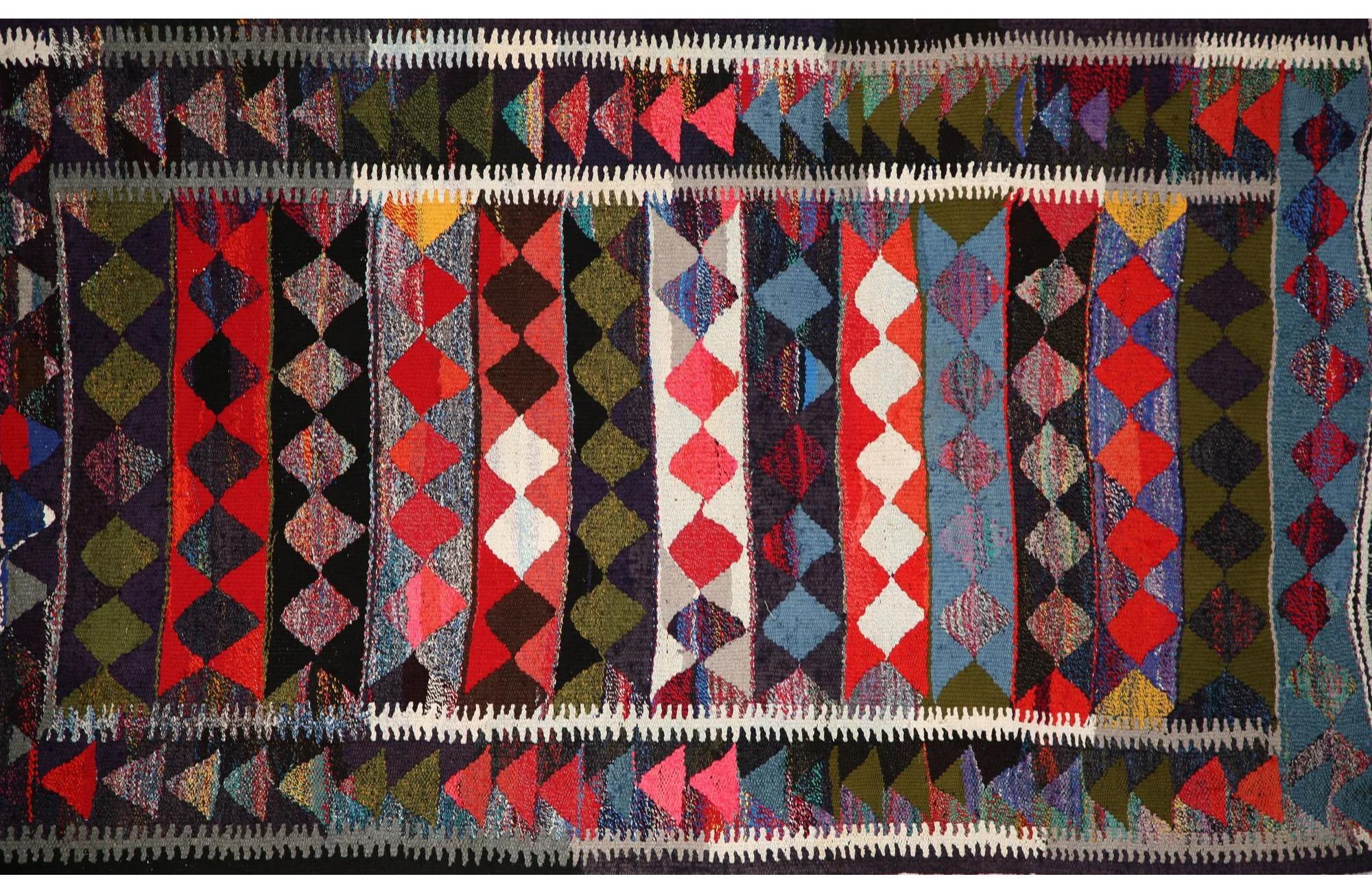 Entdecken Sie die Eleganz der türkischen Kilims mit Teppichen. Dieses exklusive Design, das mit viel Liebe zum Detail entworfen wurde, ist perfekt, um Ihren Raum zu verschönern.