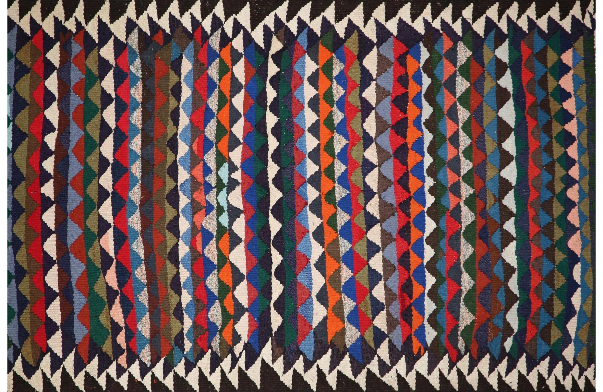 Entdecken Sie die Eleganz der türkischen Kilims mit Teppichen. Dieses exklusive Design, das mit viel Liebe zum Detail entworfen wurde, ist perfekt, um Ihren Raum zu verschönern.
