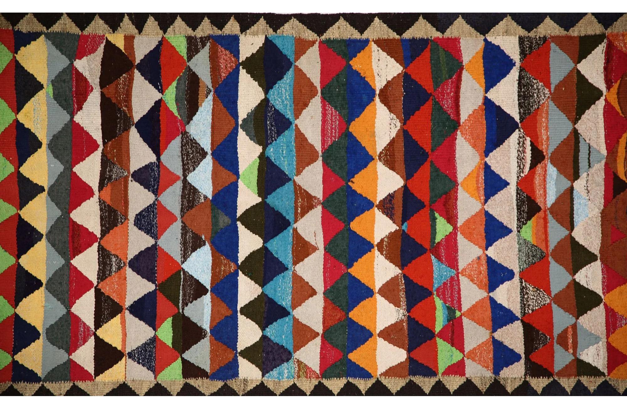 Entdecken Sie die Eleganz der türkischen Kilims mit Teppichen. Dieses exklusive Design, das mit viel Liebe zum Detail entworfen wurde, ist perfekt, um Ihren Raum zu verschönern.