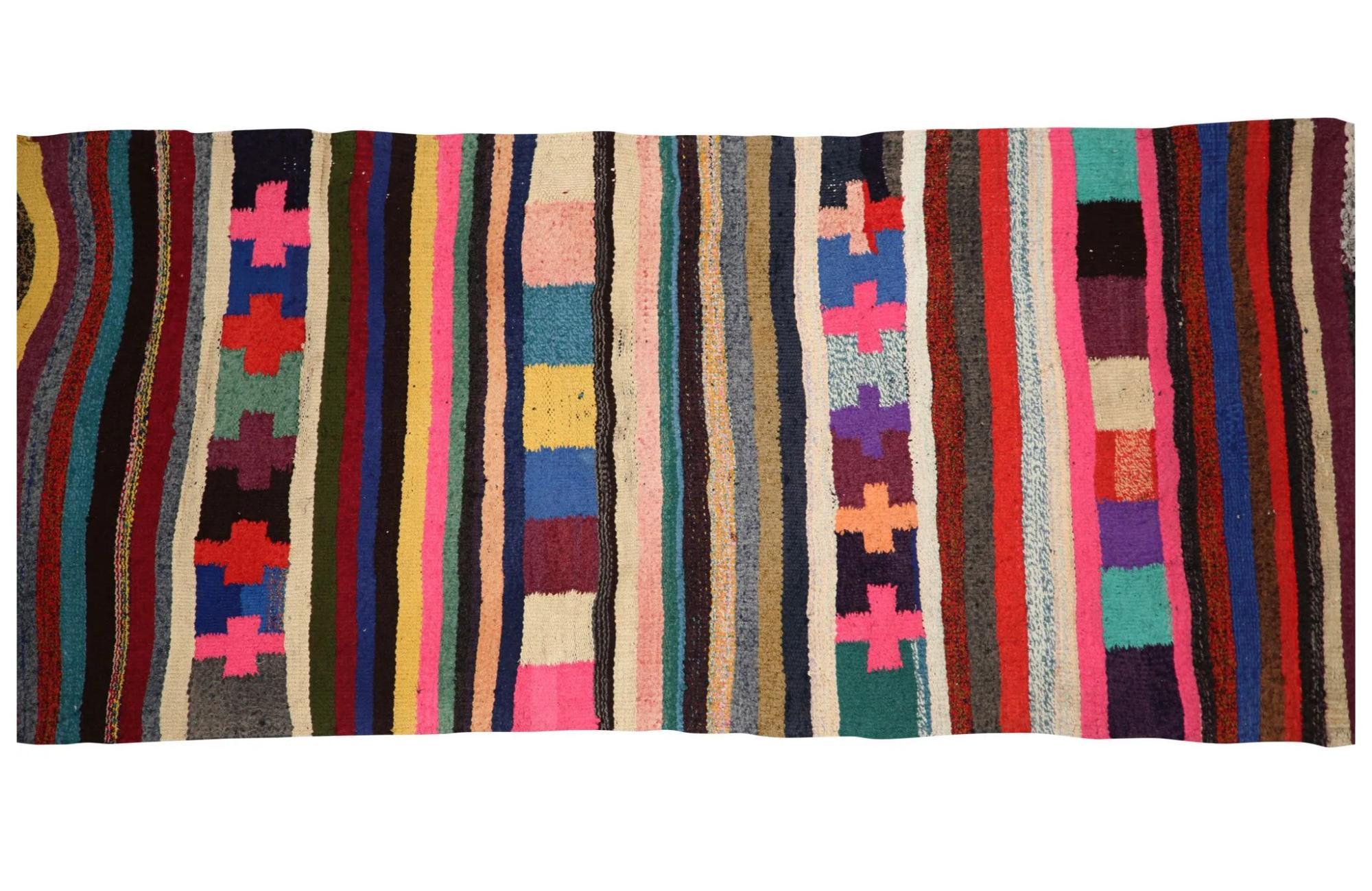 Entdecken Sie die Eleganz der türkischen Kilims mit Teppichen. Dieses exklusive Design, das mit viel Liebe zum Detail entworfen wurde, ist perfekt, um Ihren Raum zu verschönern.