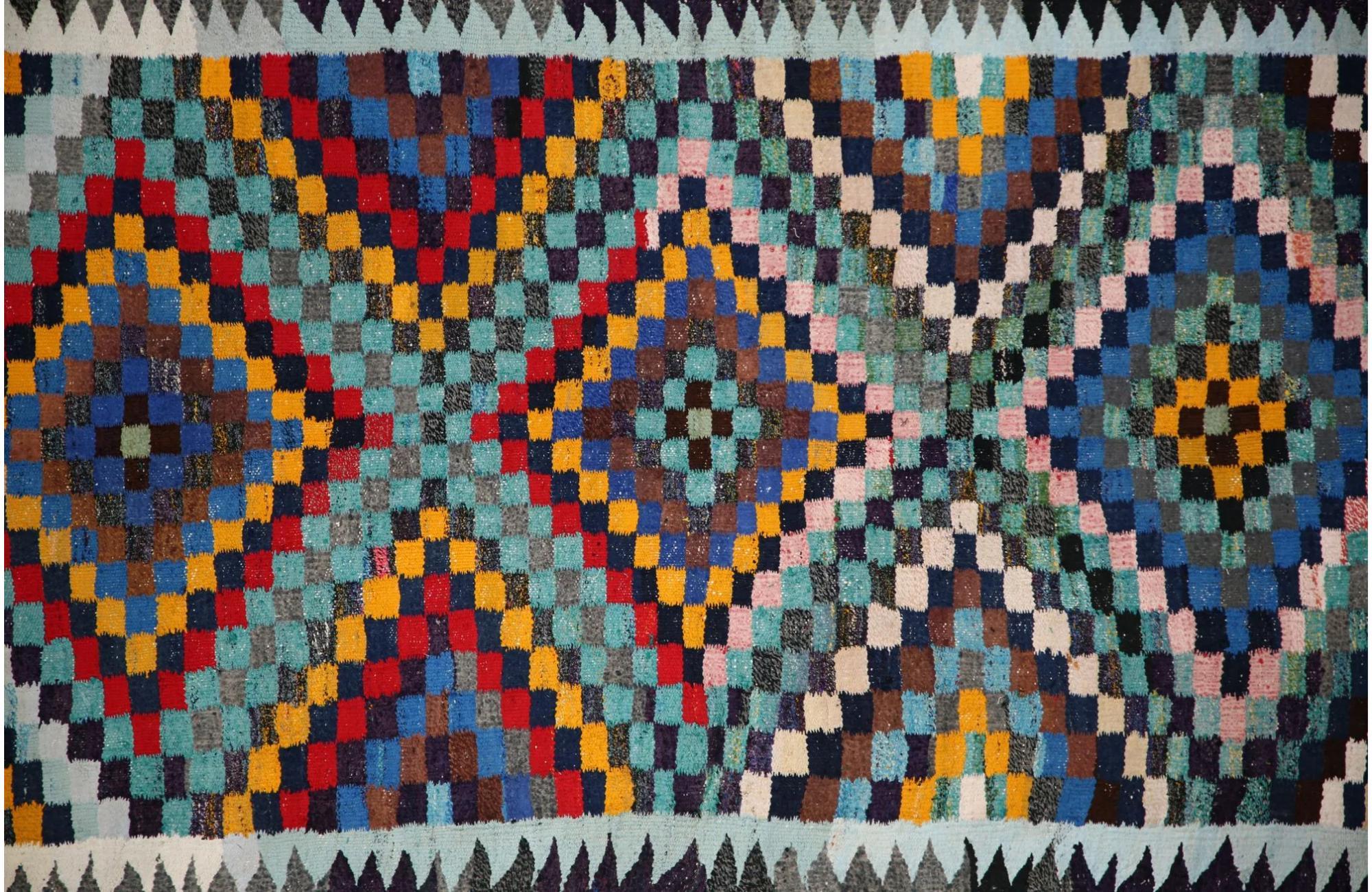 Entdecken Sie die Eleganz der türkischen Kilims mit Teppichen. Dieses exklusive Design, das mit viel Liebe zum Detail entworfen wurde, ist perfekt, um Ihren Raum zu verschönern.